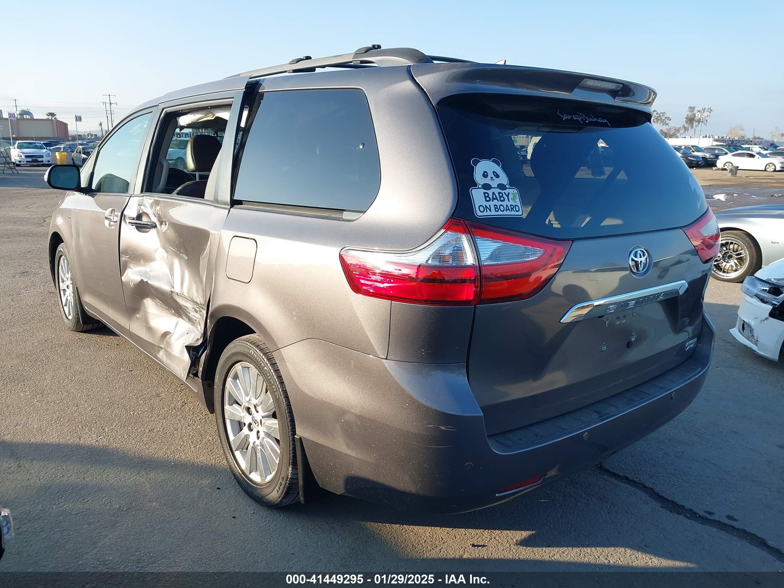 TOYOTA SIENNA image 3