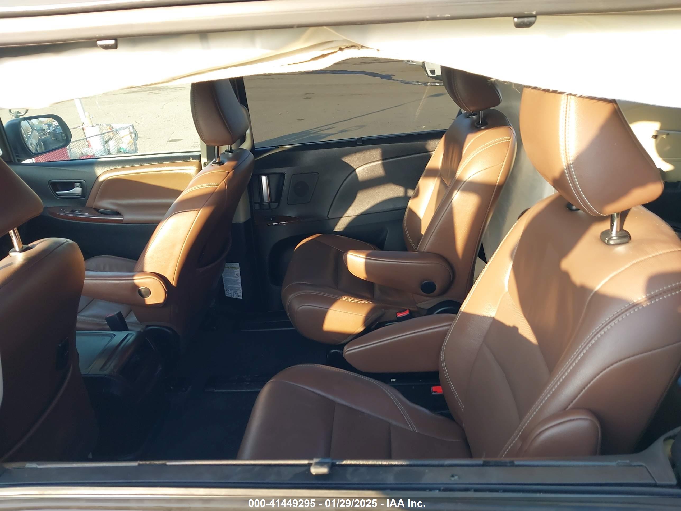 TOYOTA SIENNA image 8