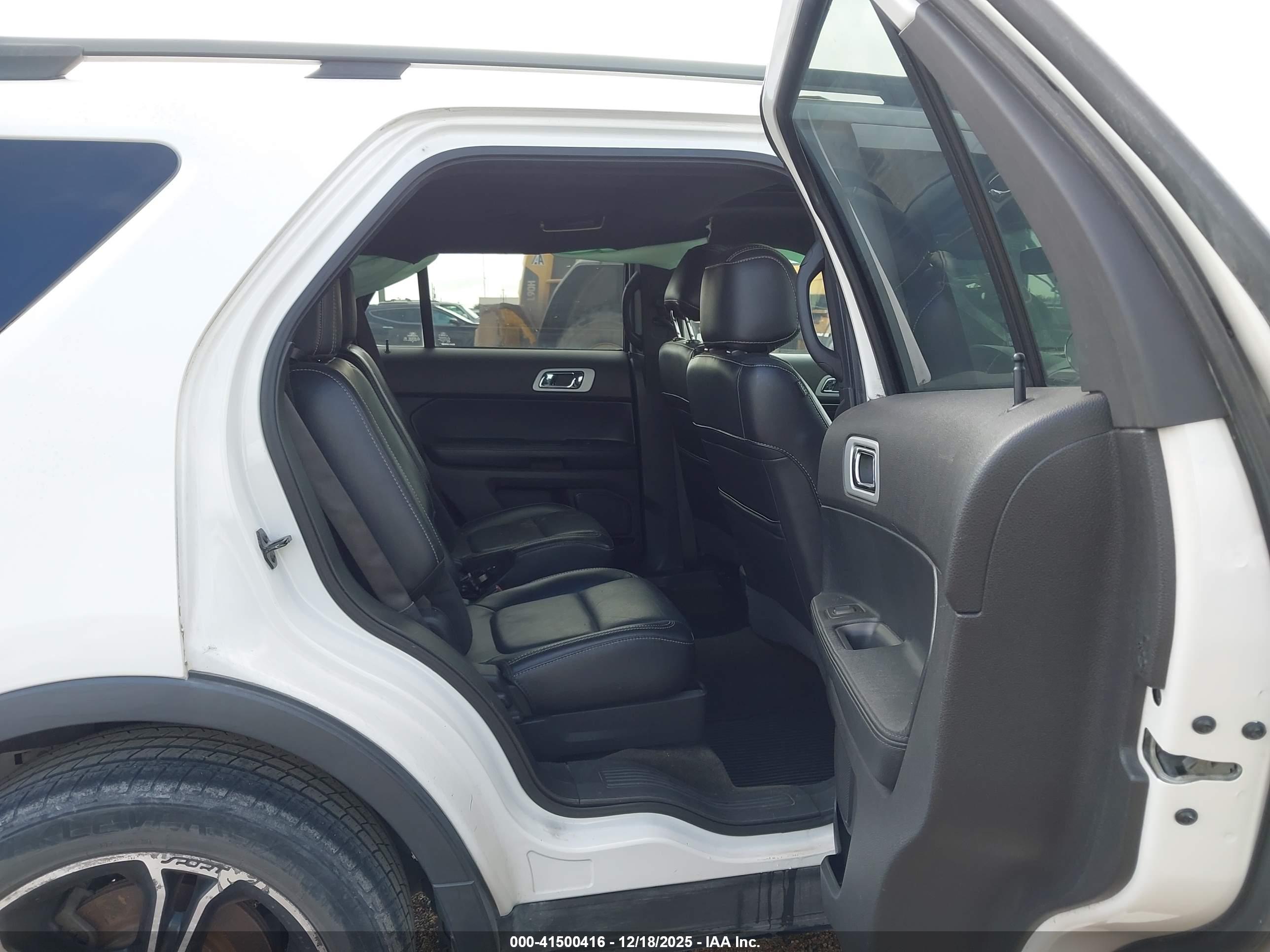 FORD EXPLORER image 8