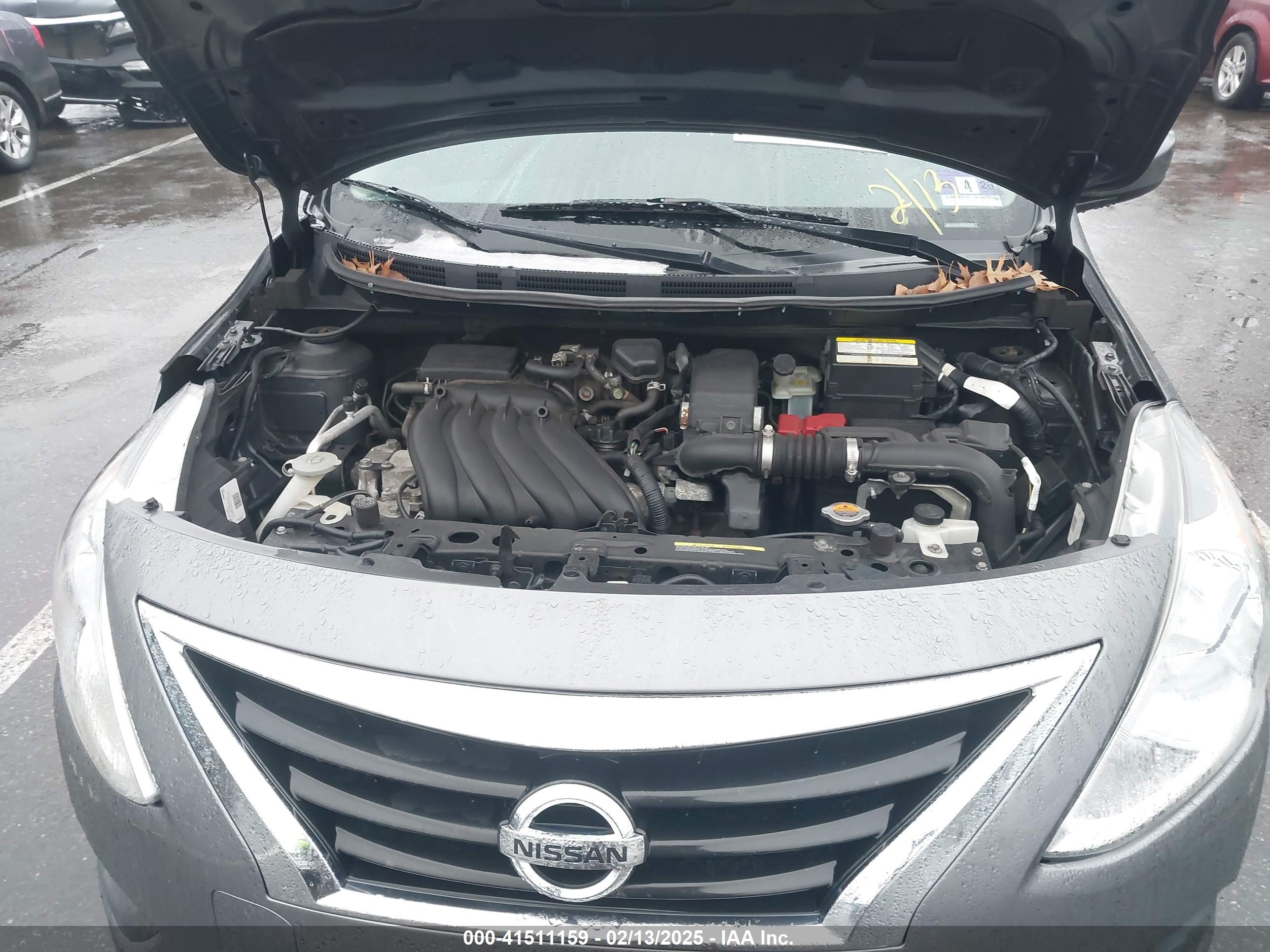 NISSAN VERSA image 10