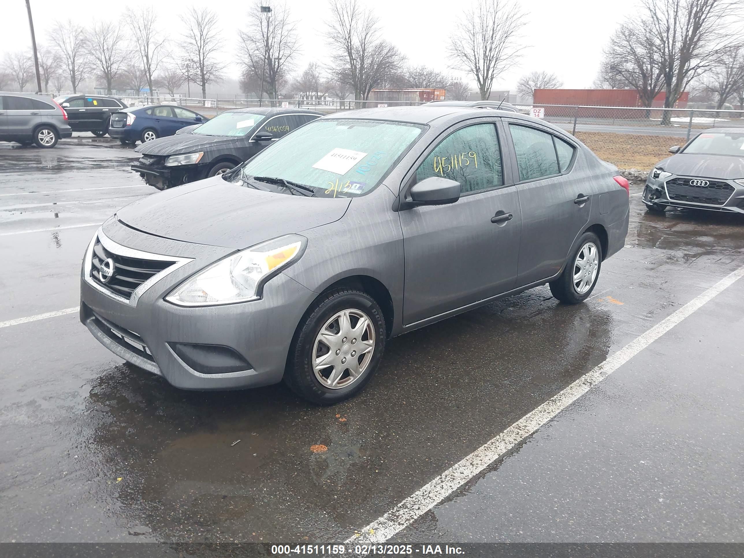 NISSAN VERSA image 2