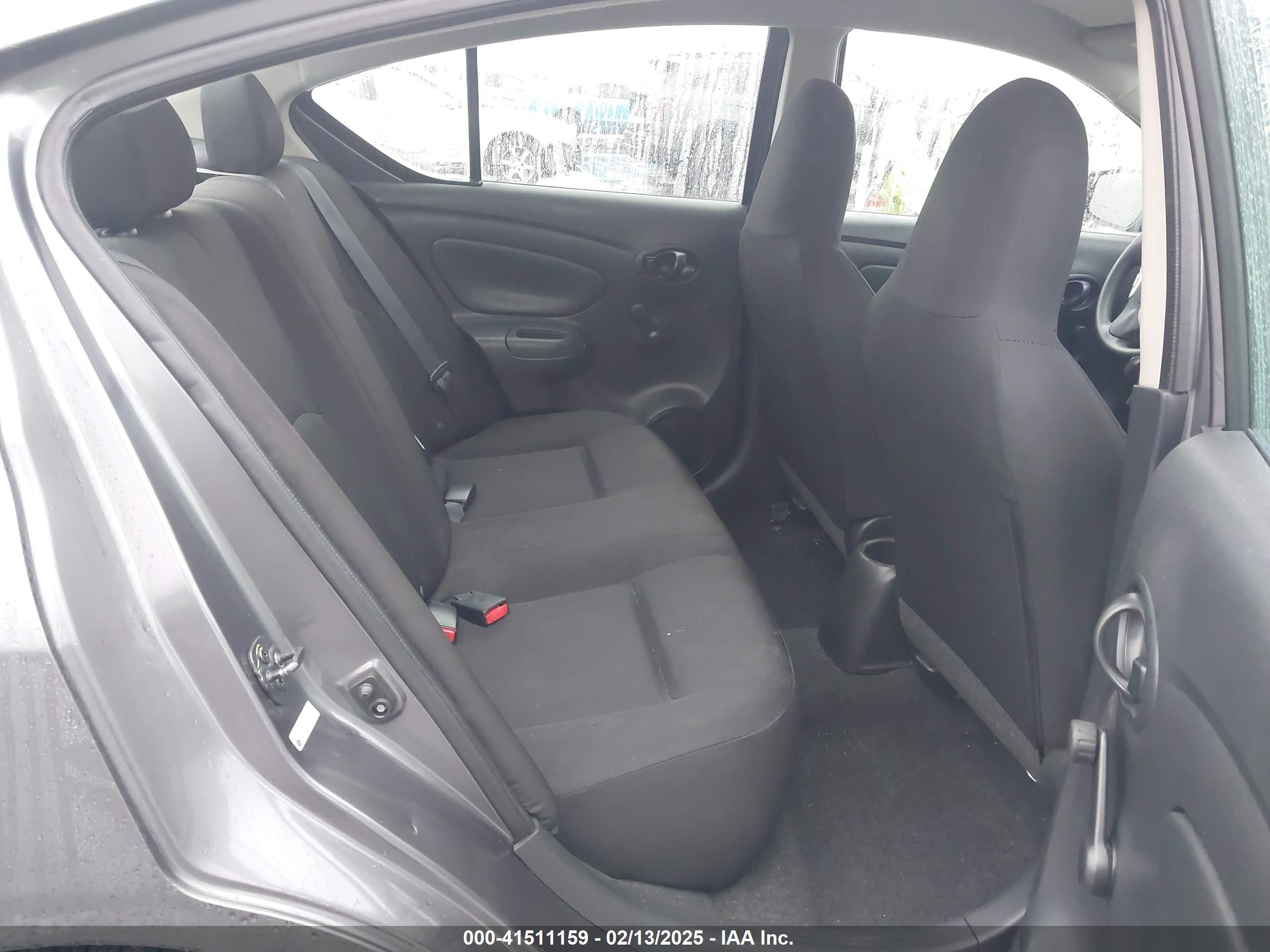 NISSAN VERSA image 8
