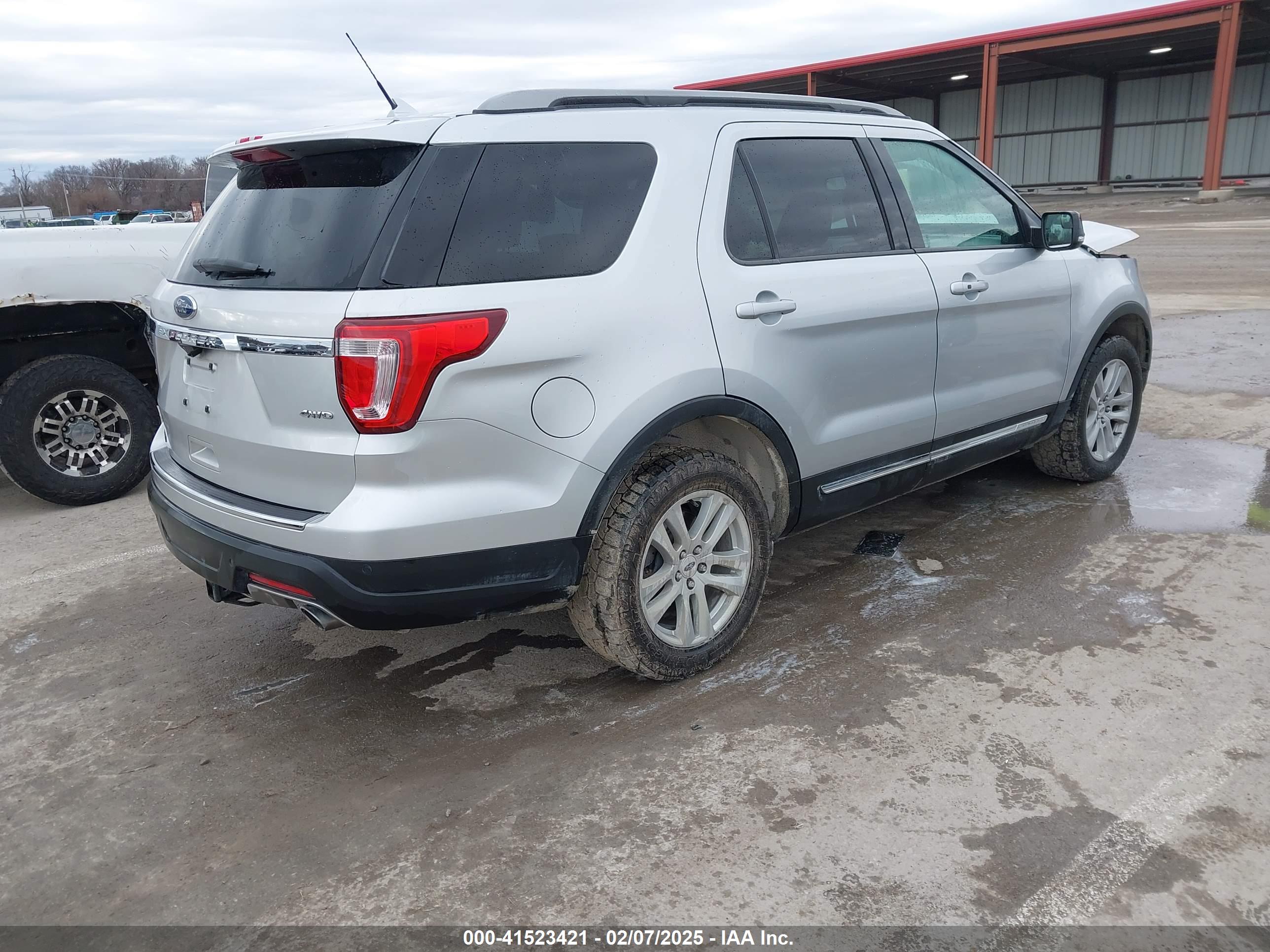 FORD EXPLORER image 4