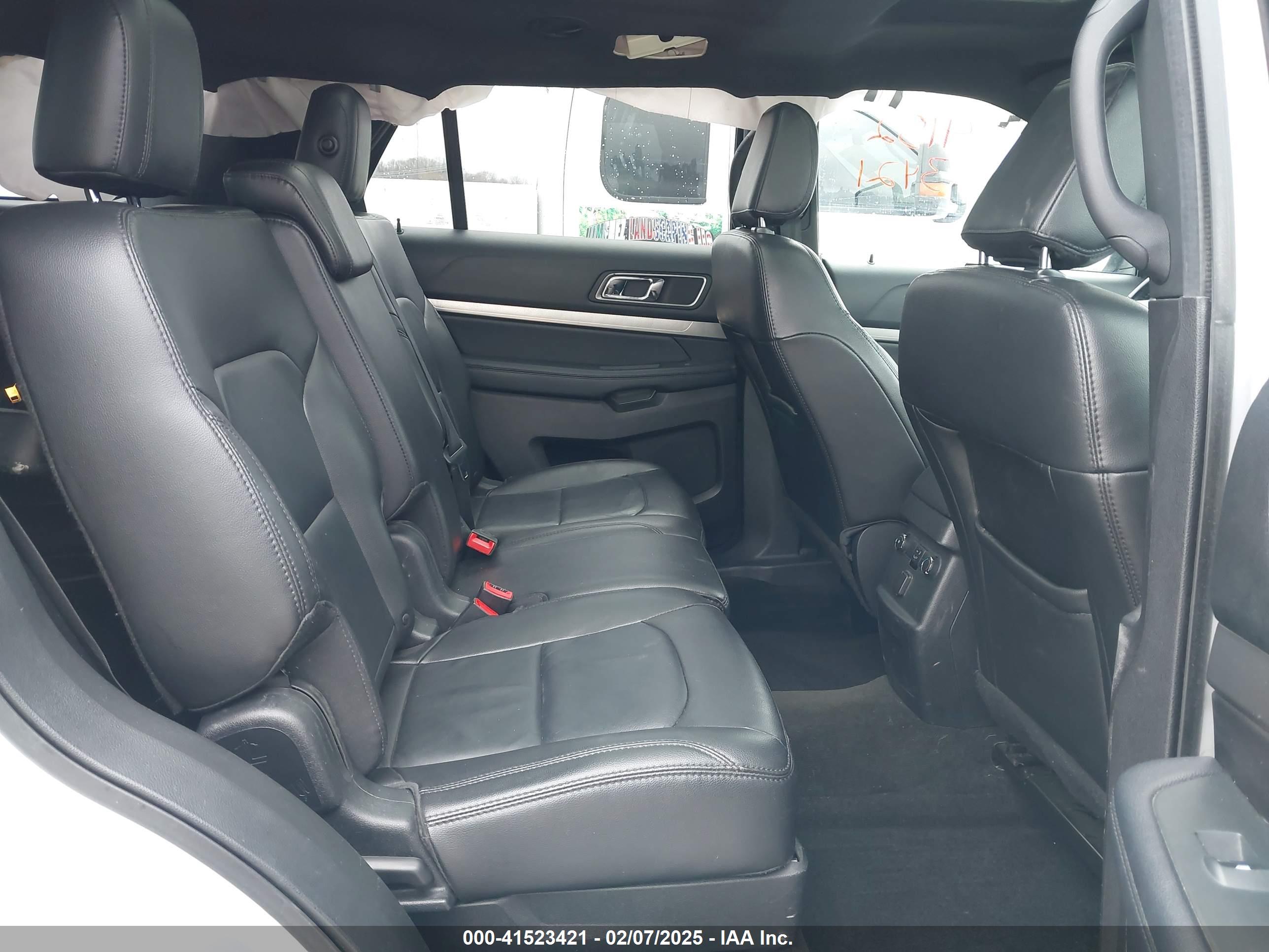 FORD EXPLORER image 8