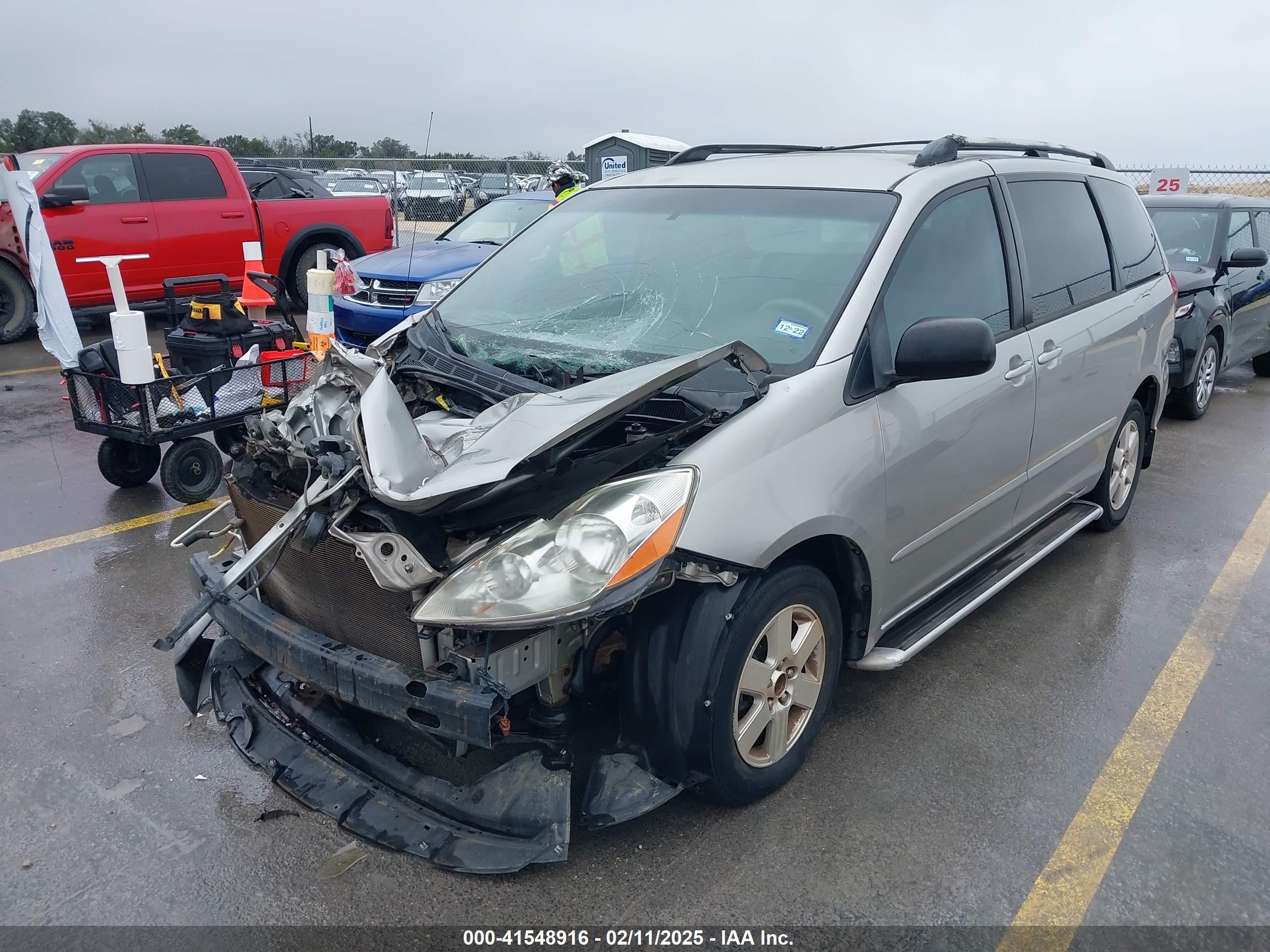 TOYOTA SIENNA image 2
