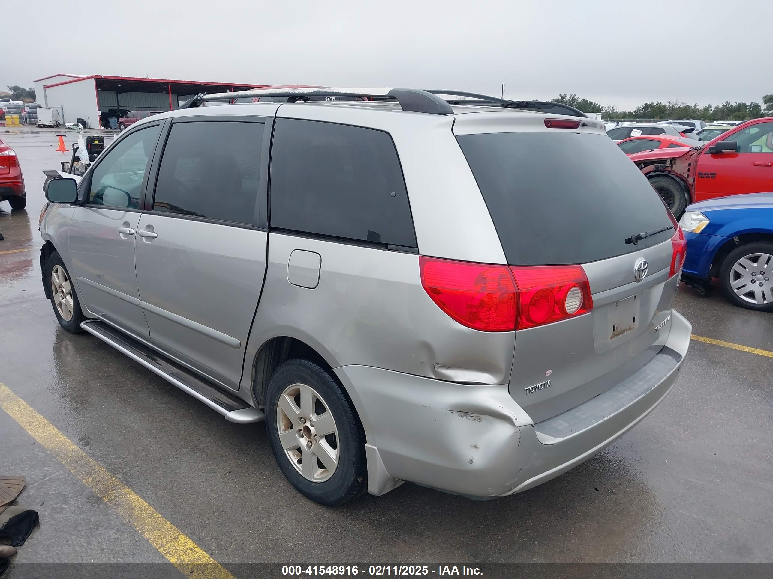 TOYOTA SIENNA image 3