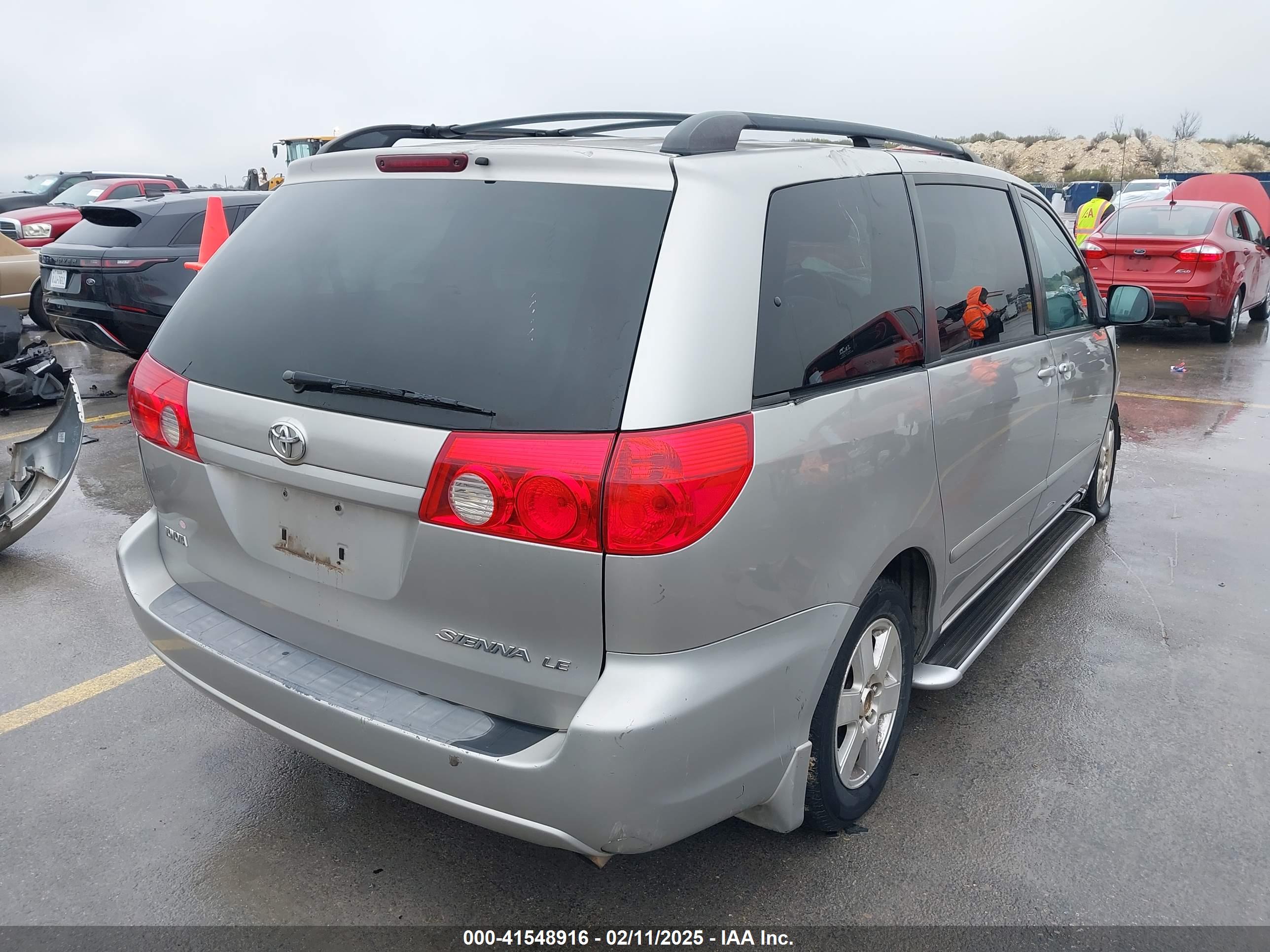 TOYOTA SIENNA image 4