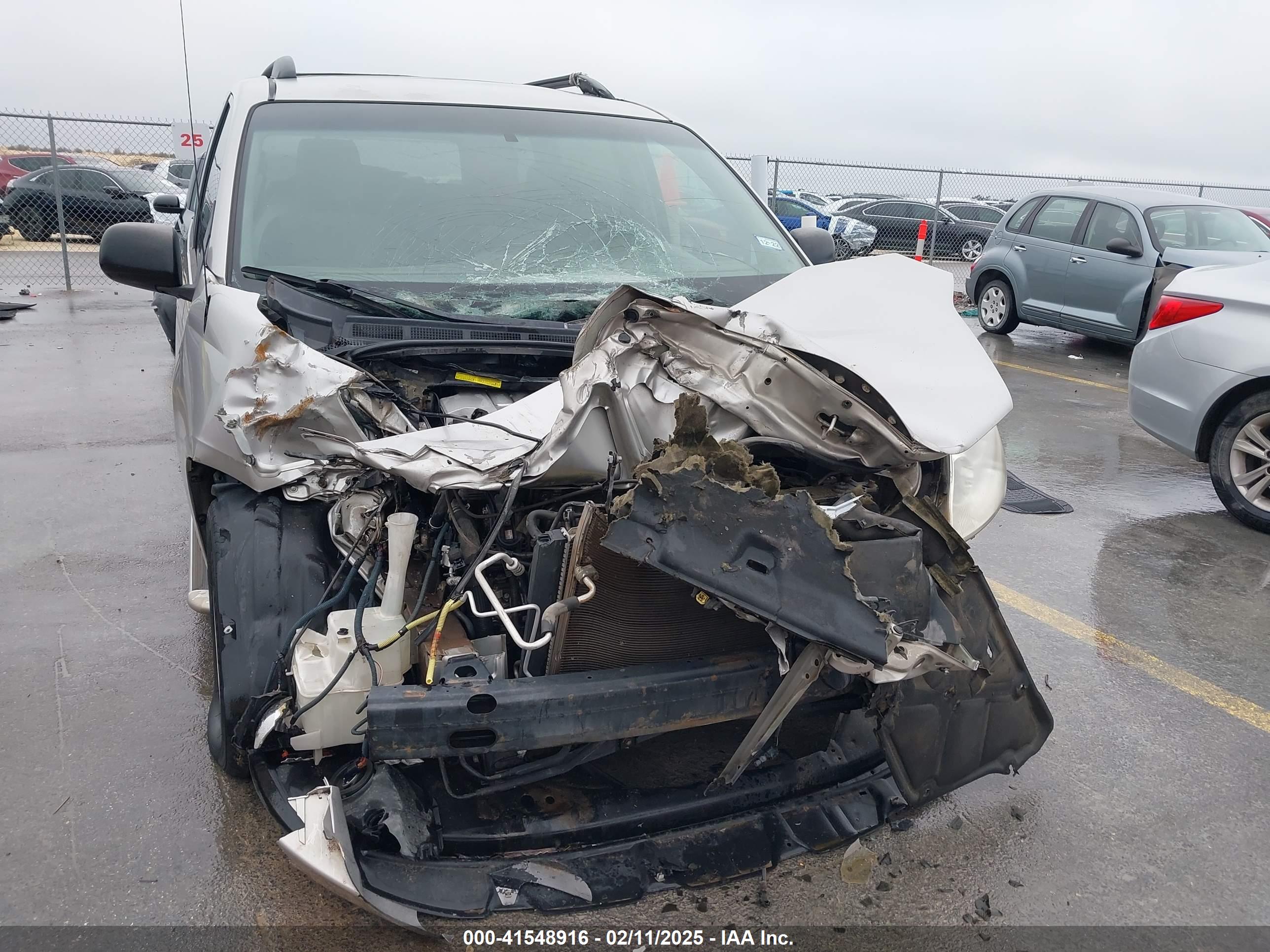 TOYOTA SIENNA image 6
