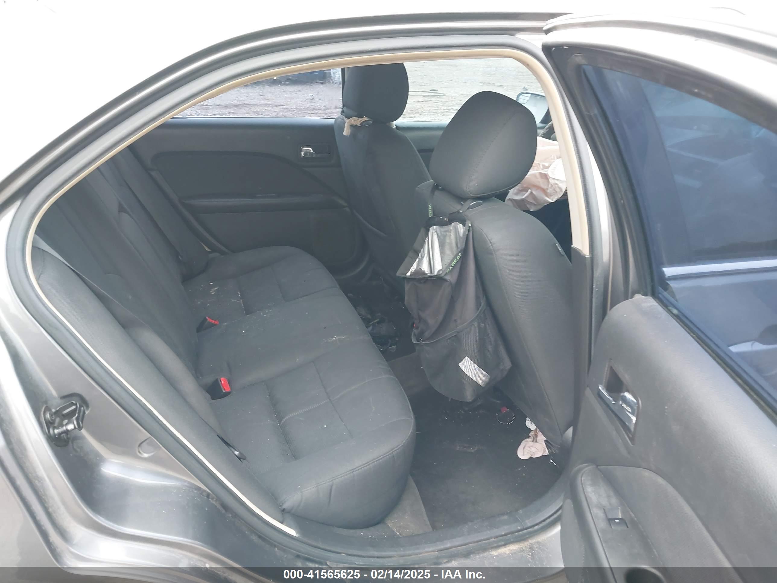 FORD FUSION image 8