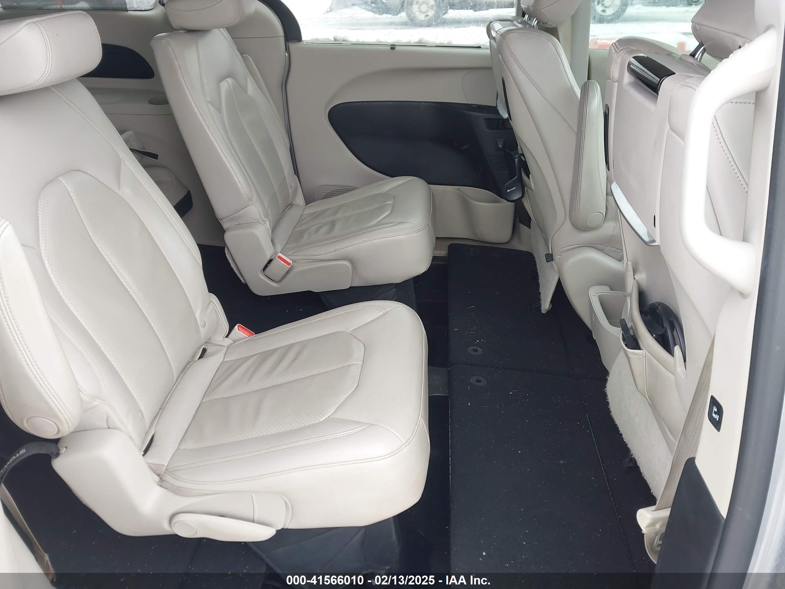 CHRYSLER PACIFICA image 8