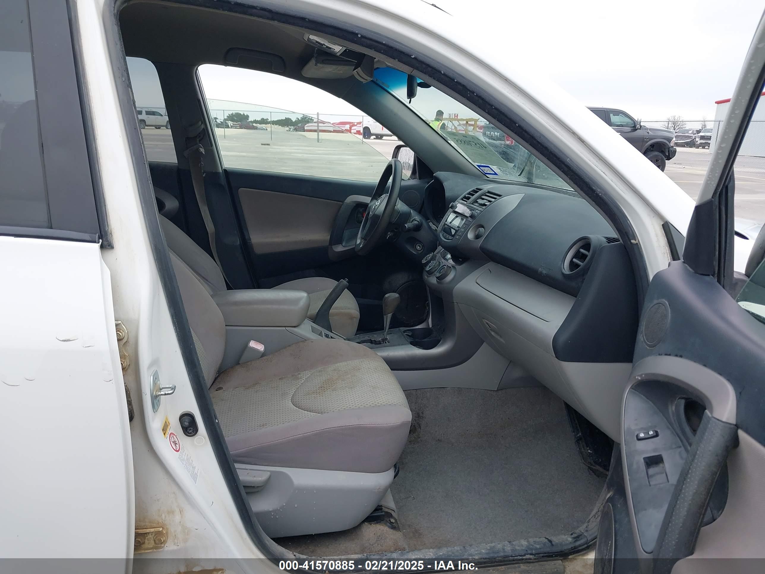 TOYOTA RAV4 image 5