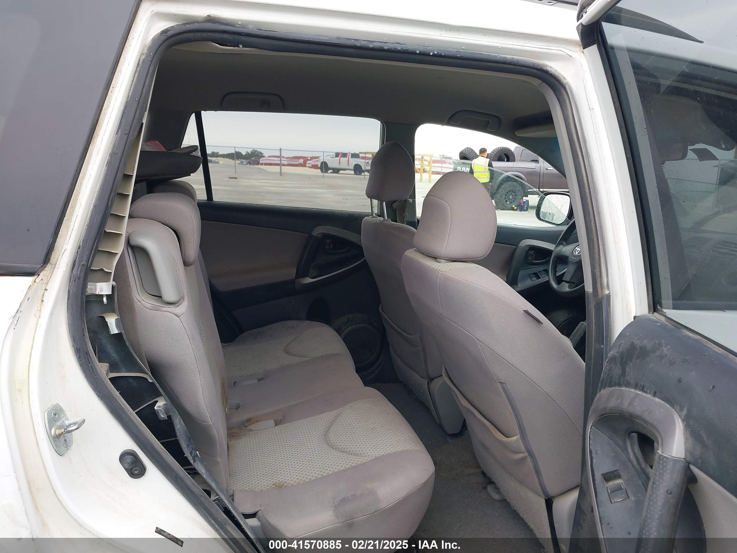 TOYOTA RAV4 image 8