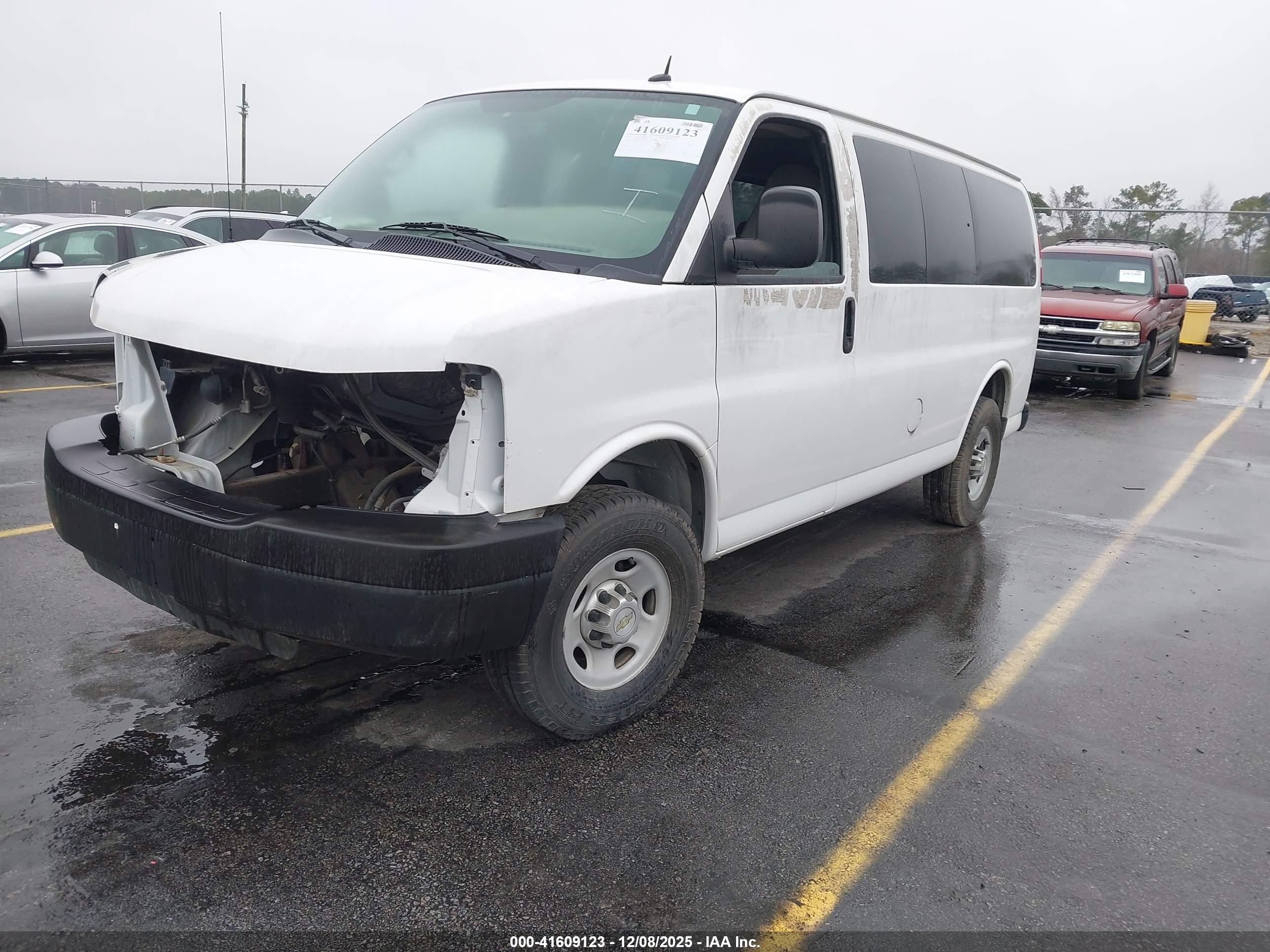 CHEVROLET EXPRESS image 2