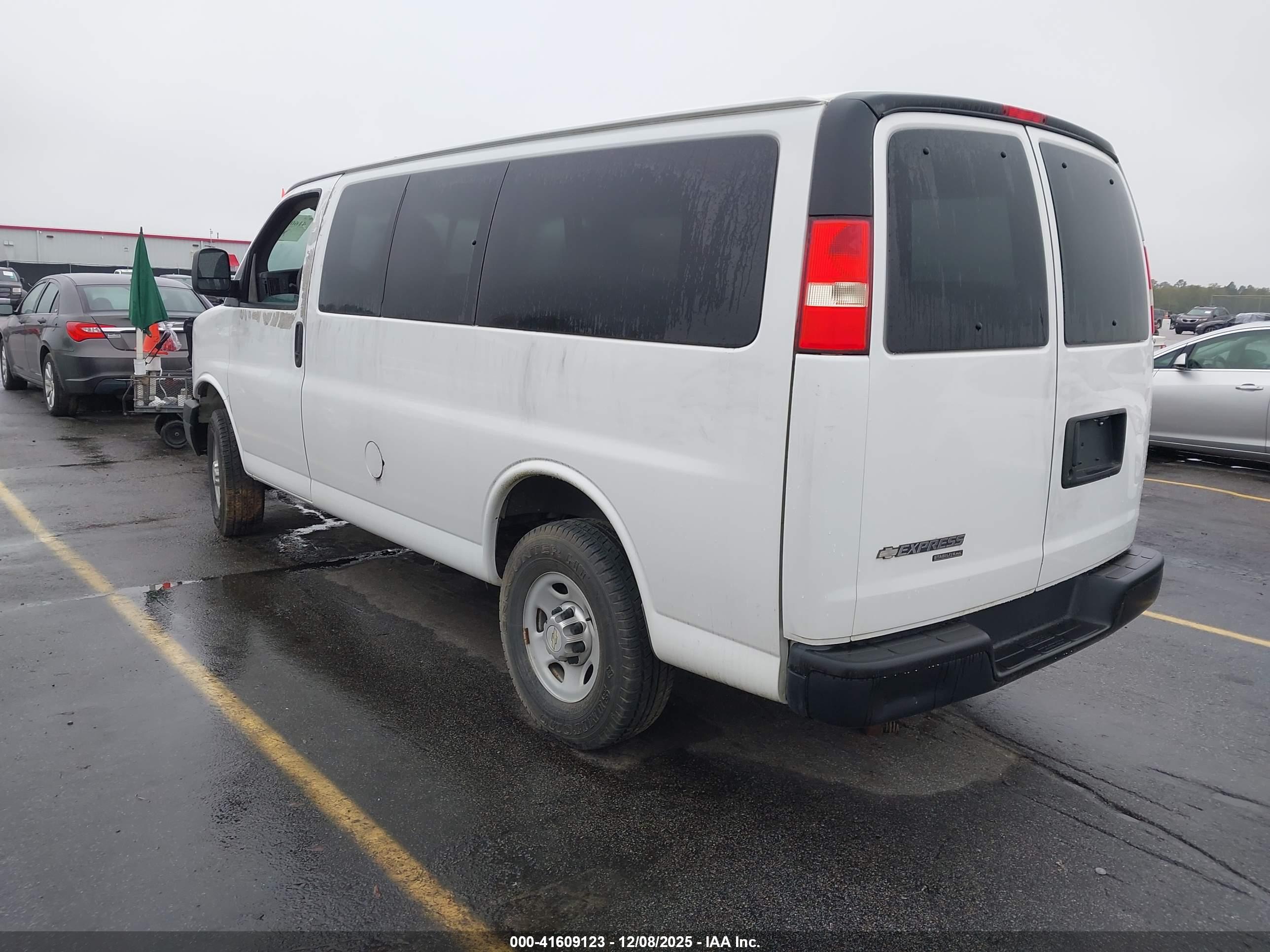 CHEVROLET EXPRESS image 3