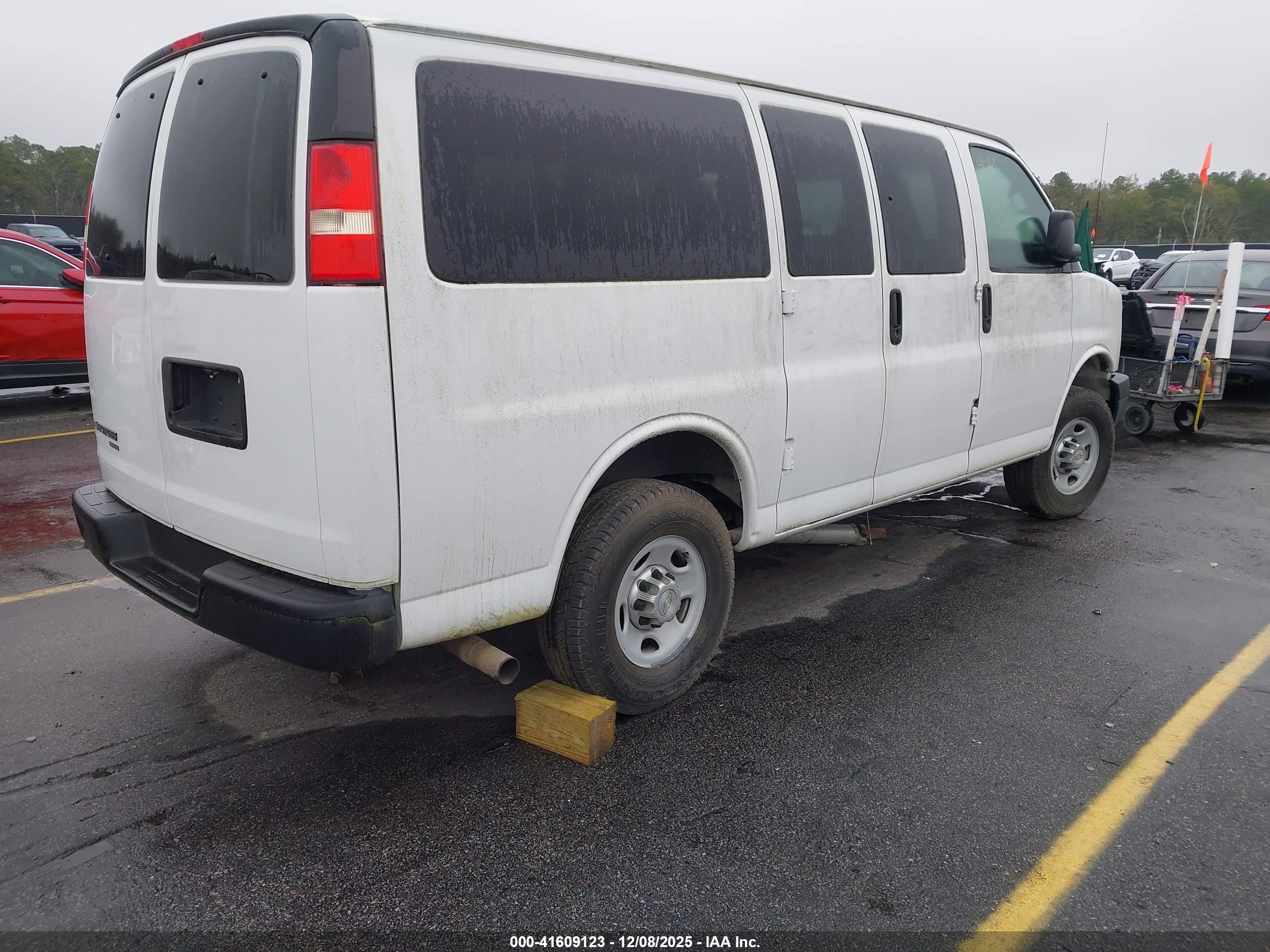CHEVROLET EXPRESS image 4