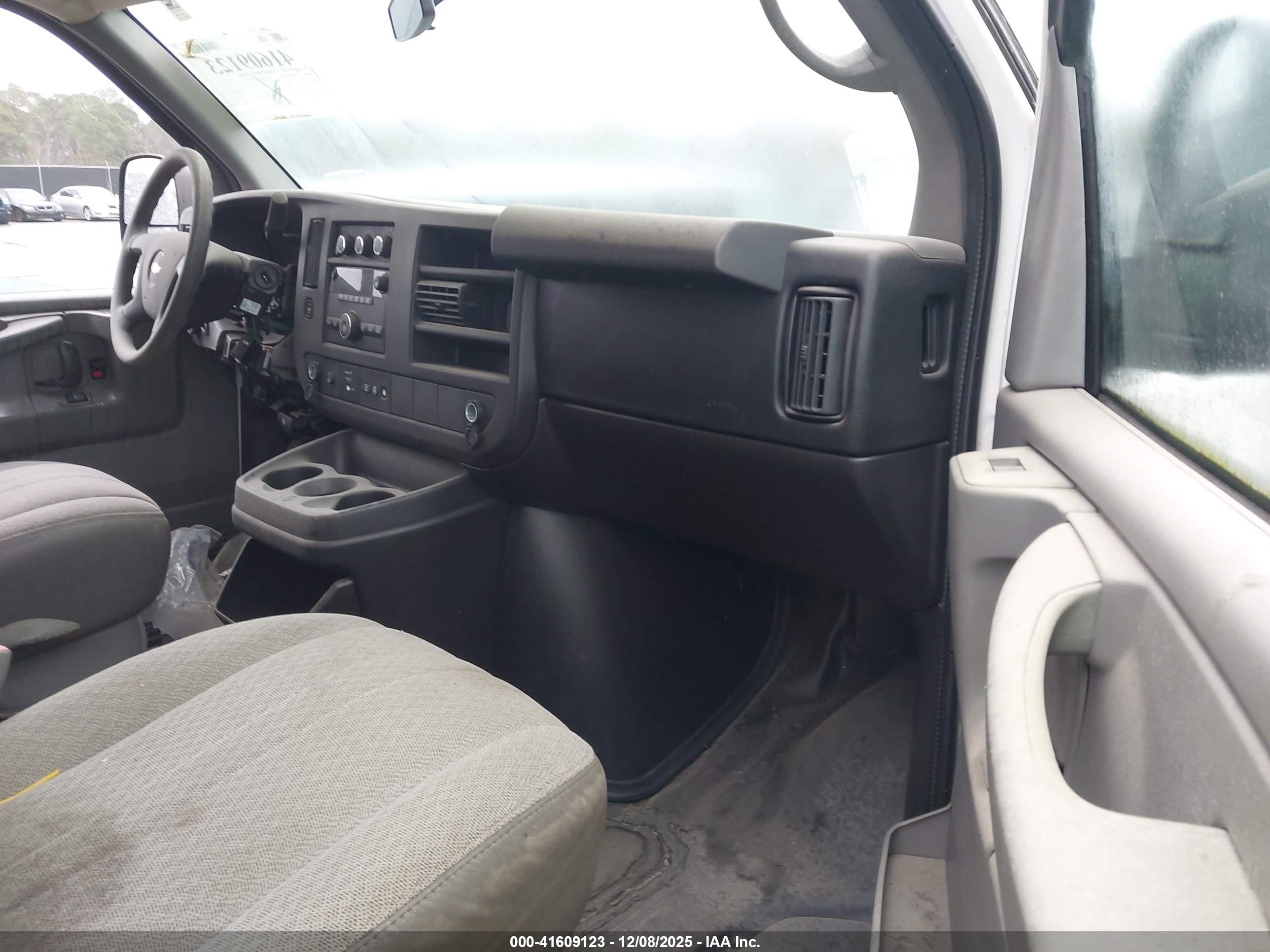CHEVROLET EXPRESS image 5