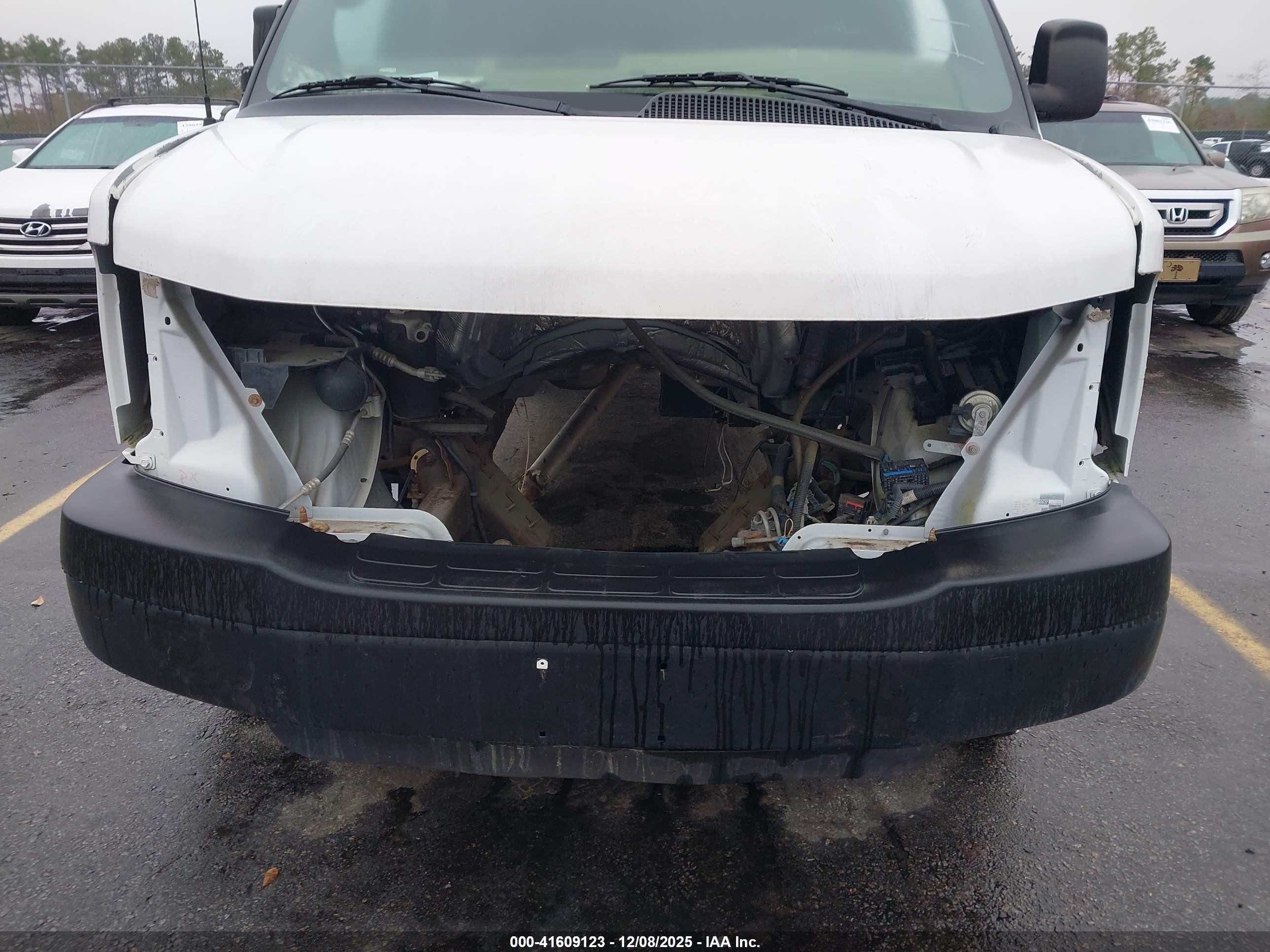 CHEVROLET EXPRESS image 6