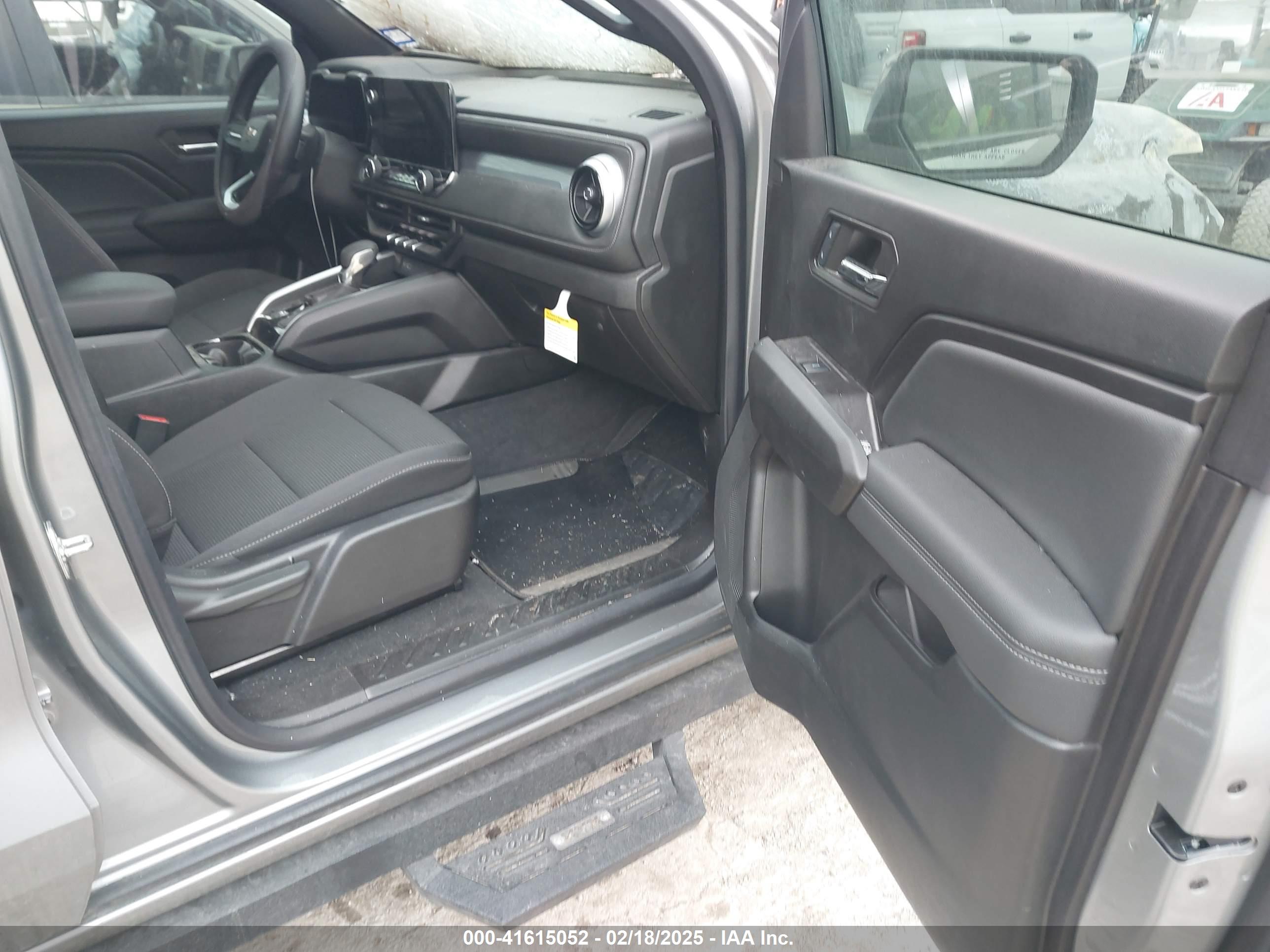 CHEVROLET COLORADO image 5