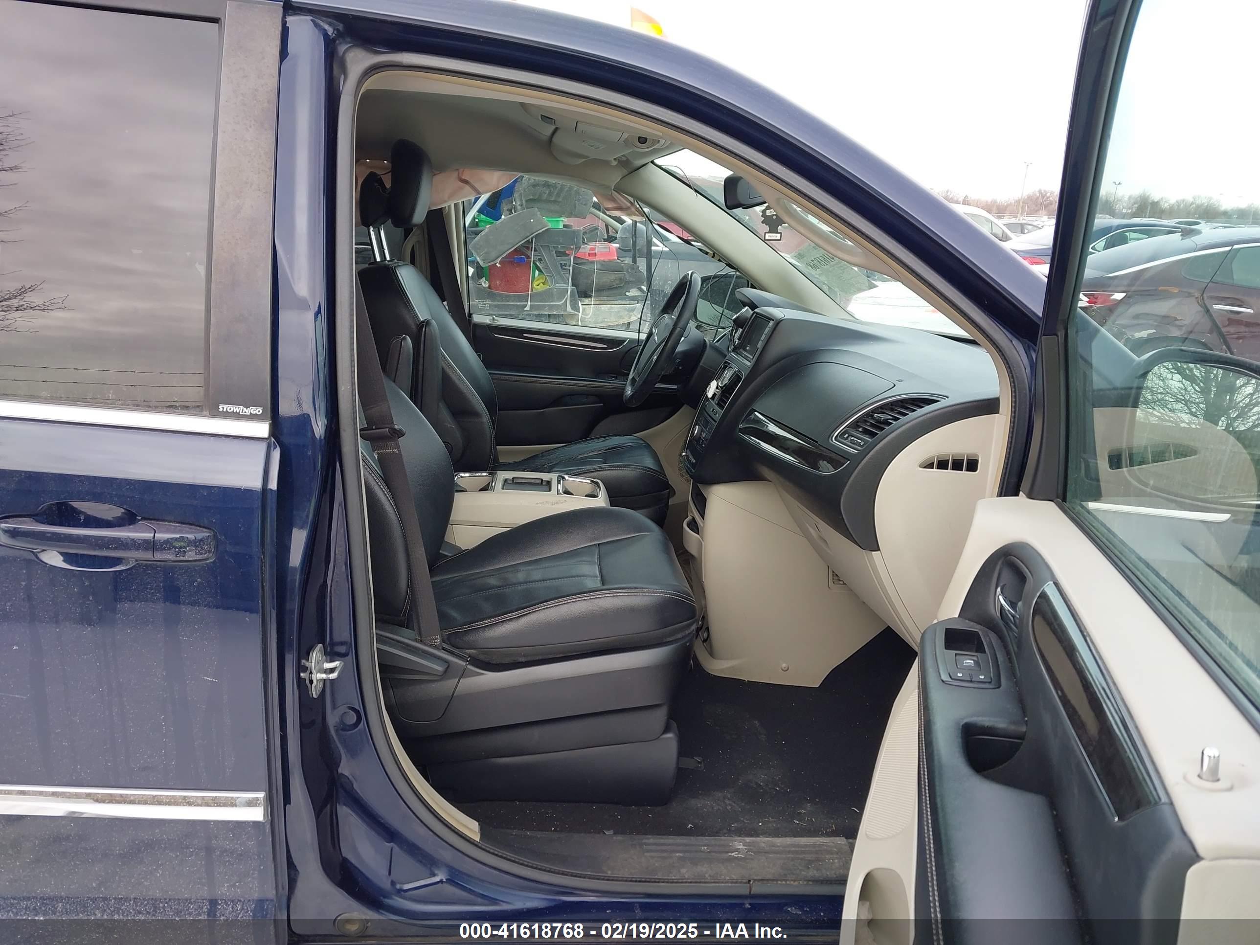 CHRYSLER TOWN image 5