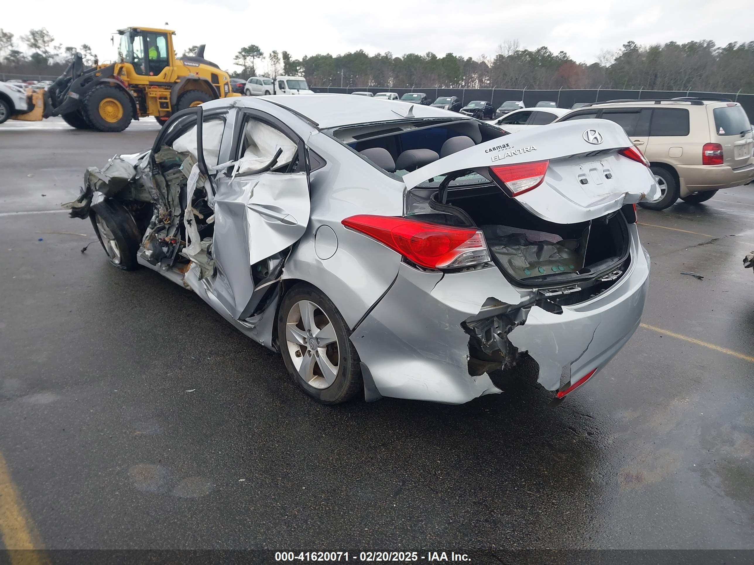 HYUNDAI ELANTRA image 3