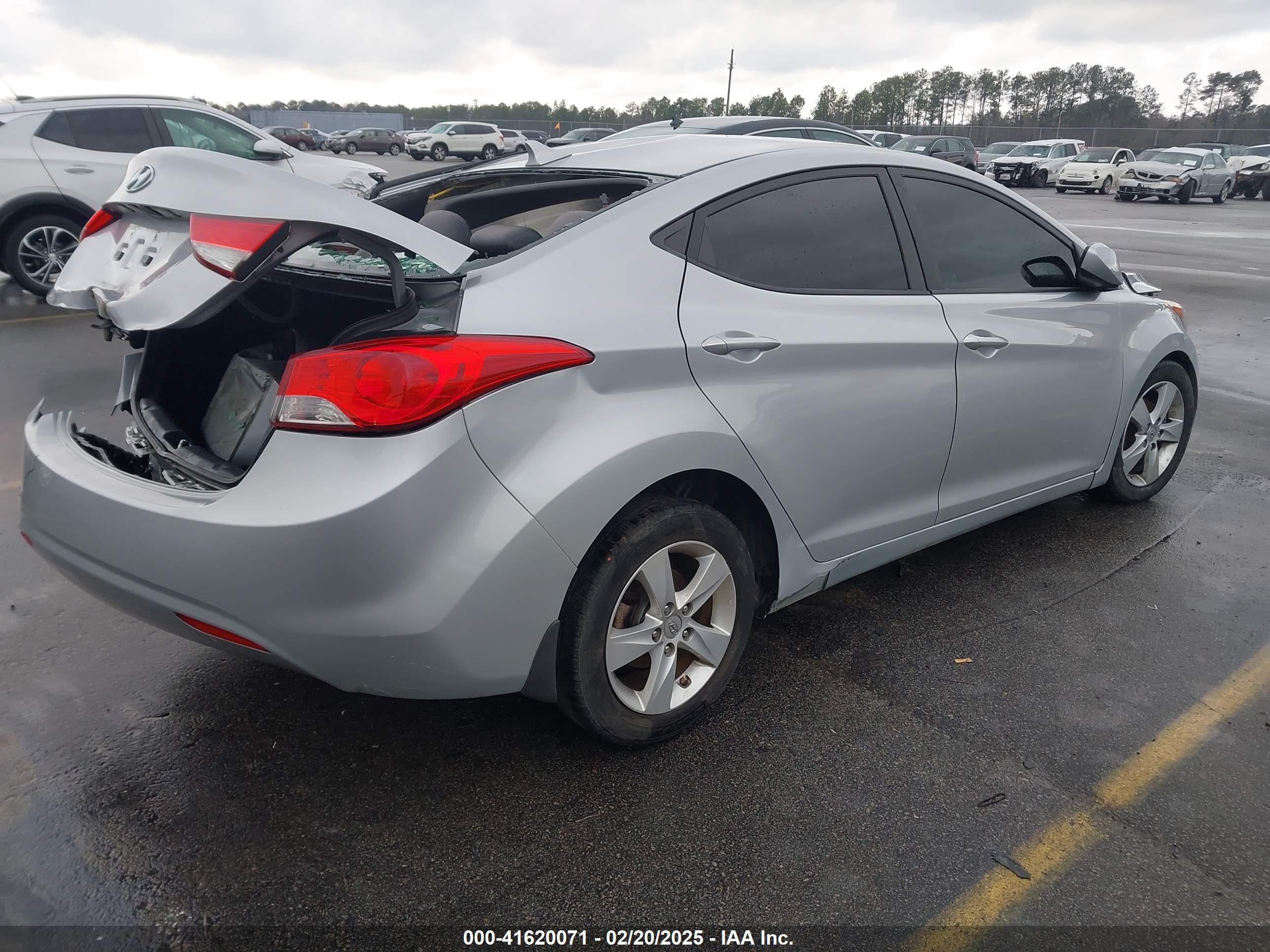 HYUNDAI ELANTRA image 4