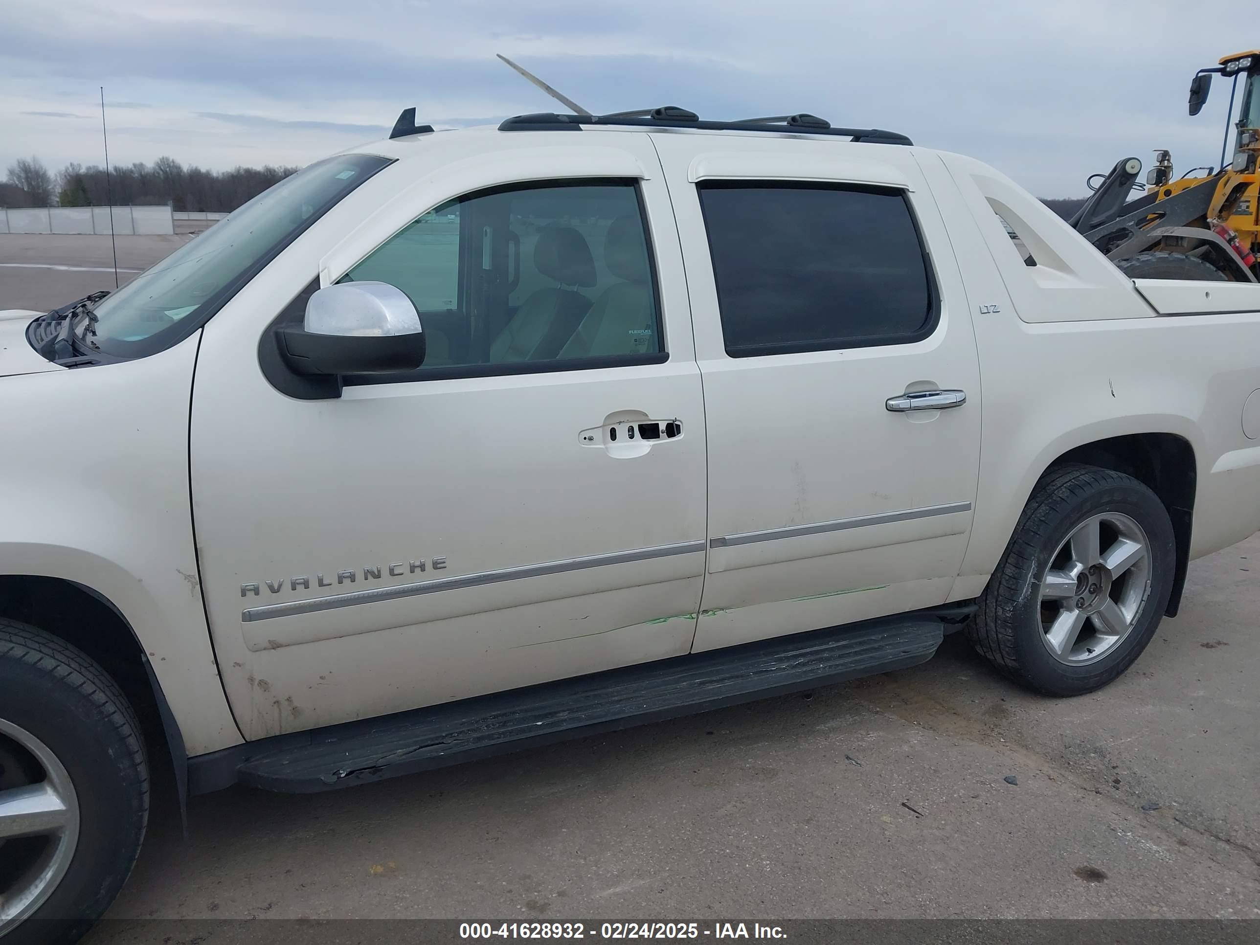 CHEVROLET AVALANCHE image 6