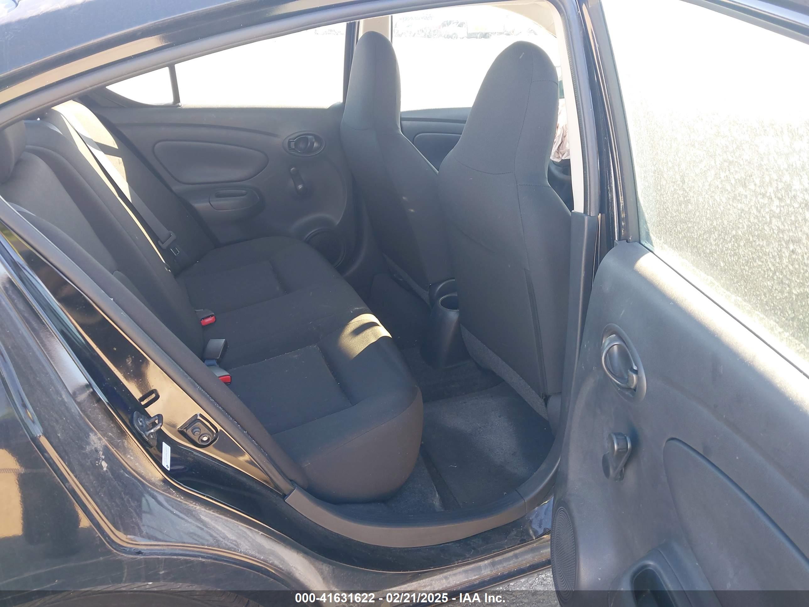 NISSAN VERSA image 8