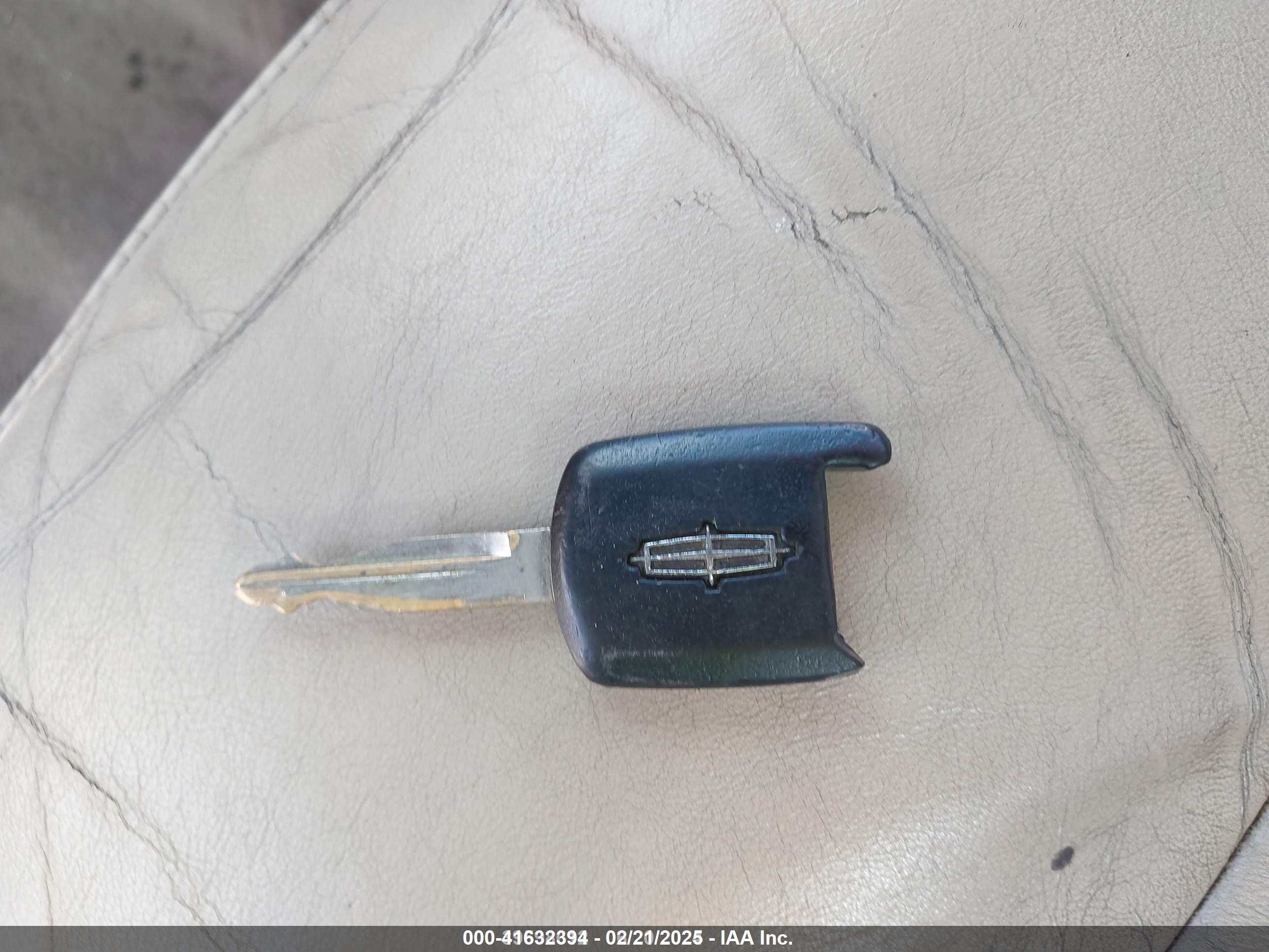 LINCOLN TOWN image 11
