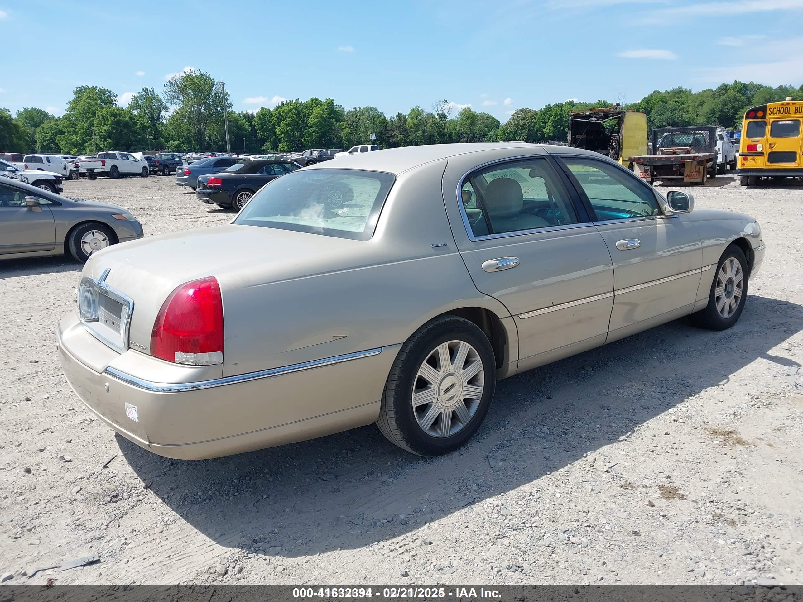 LINCOLN TOWN image 4