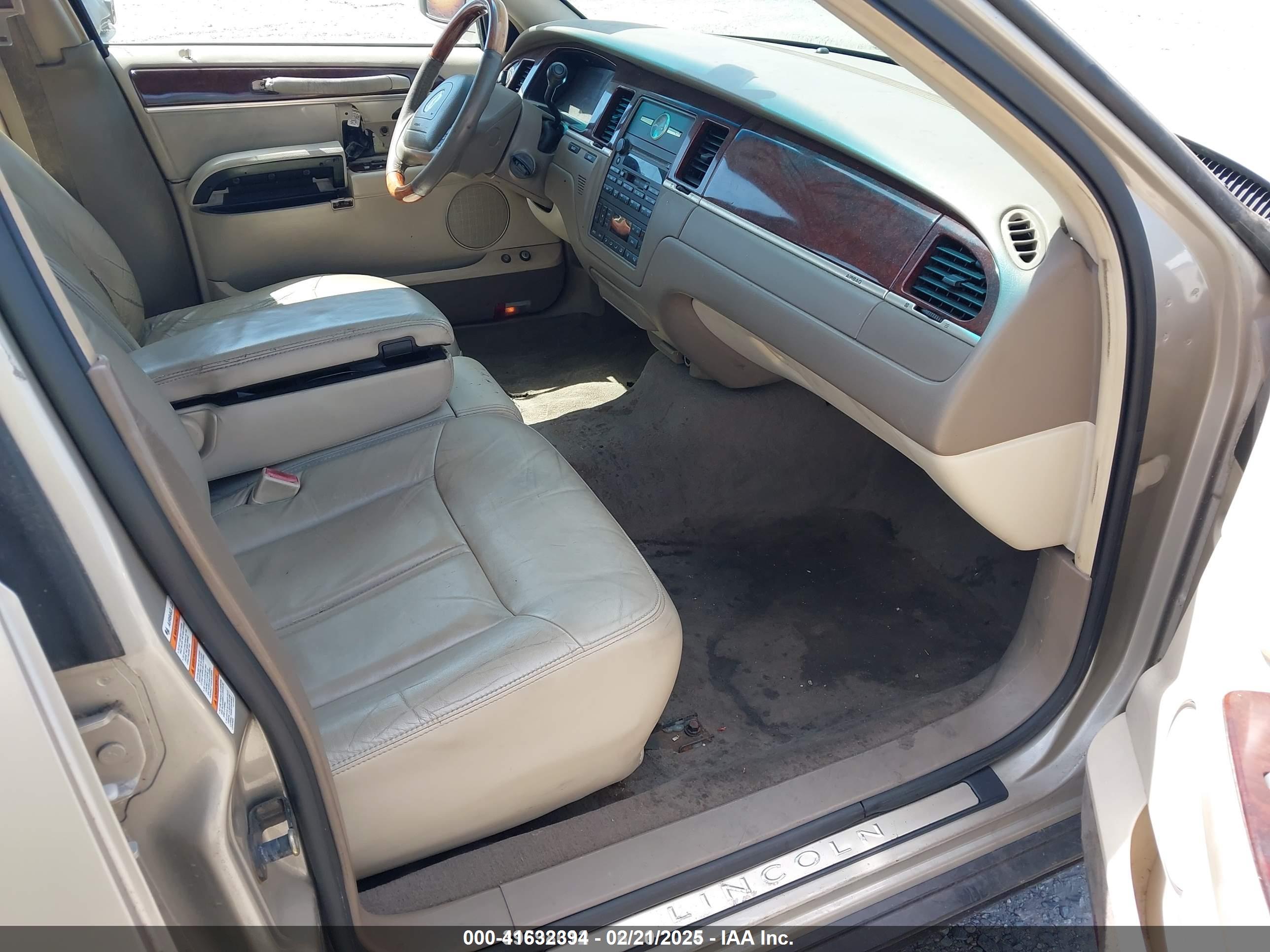 LINCOLN TOWN image 5