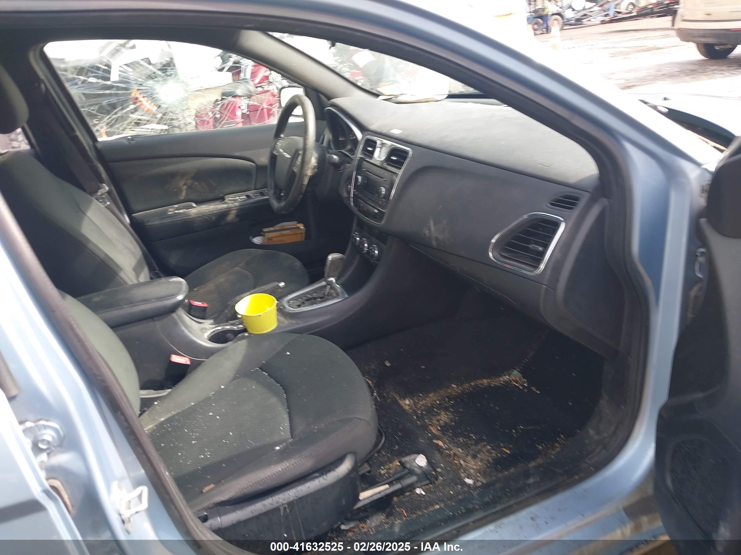 CHRYSLER 200 image 5