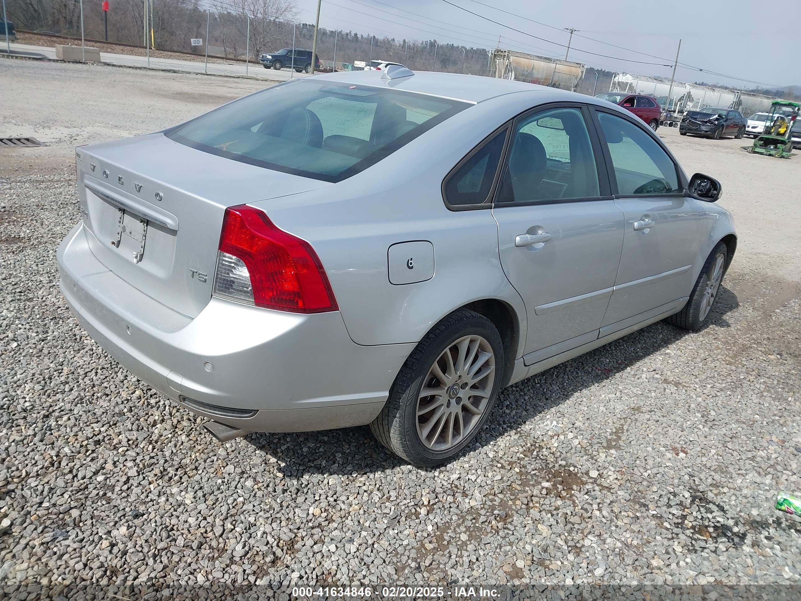 VOLVO S40 image 4