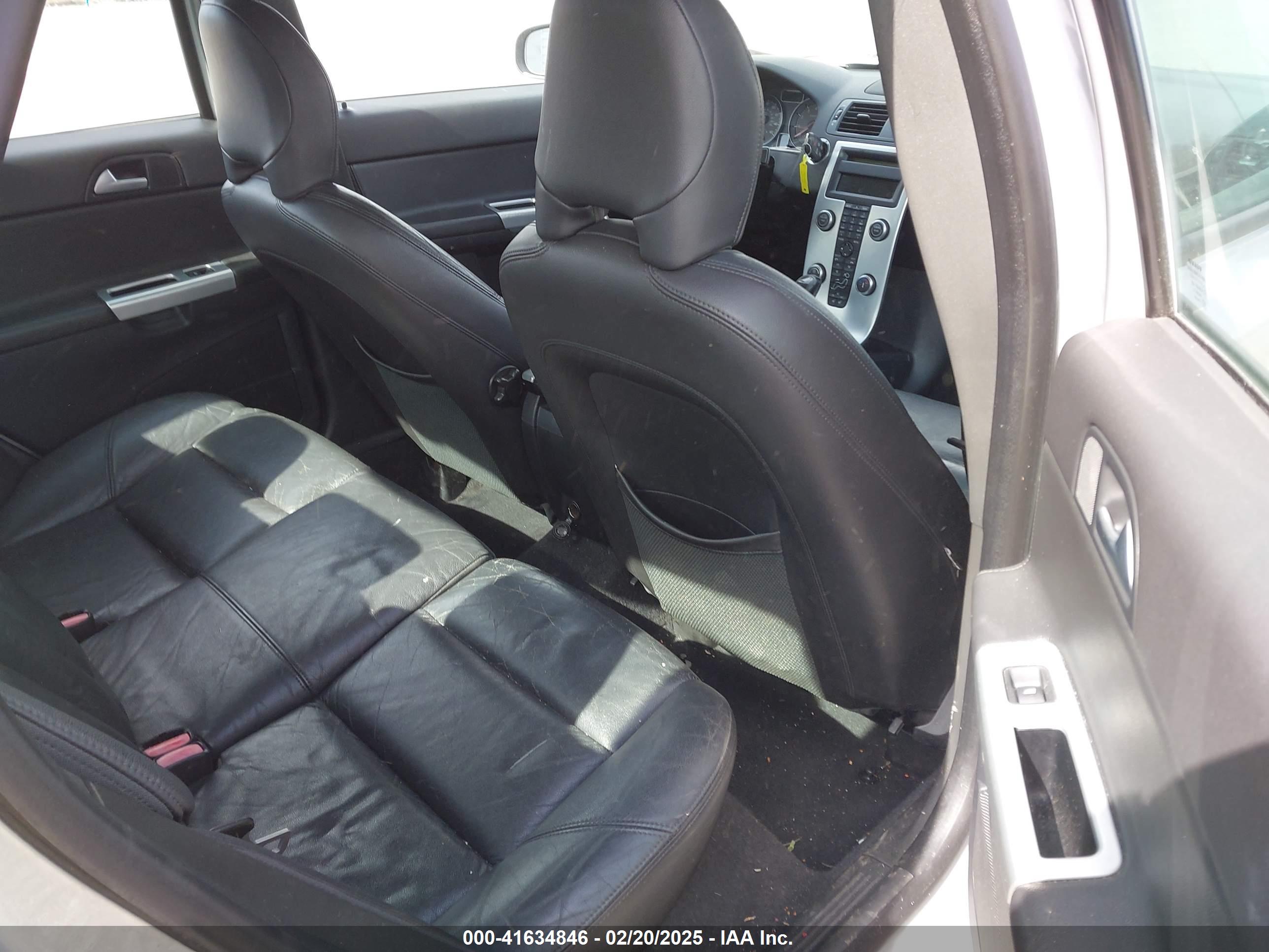 VOLVO S40 image 8