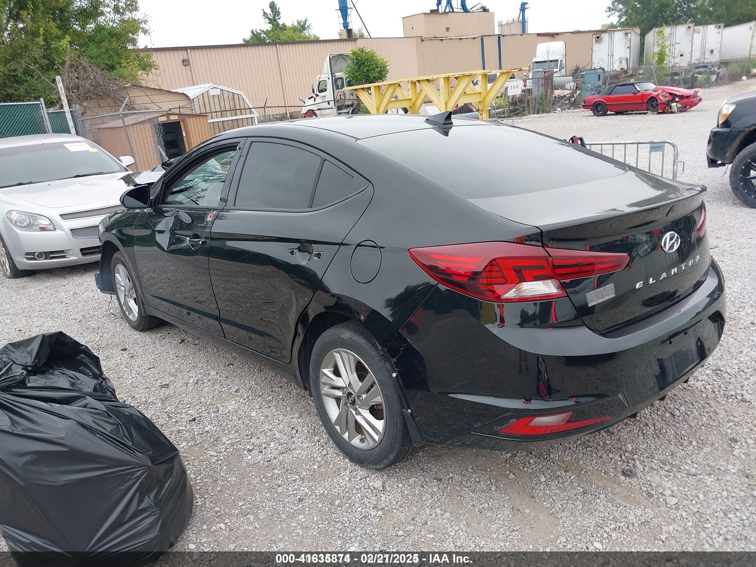 HYUNDAI ELANTRA image 3