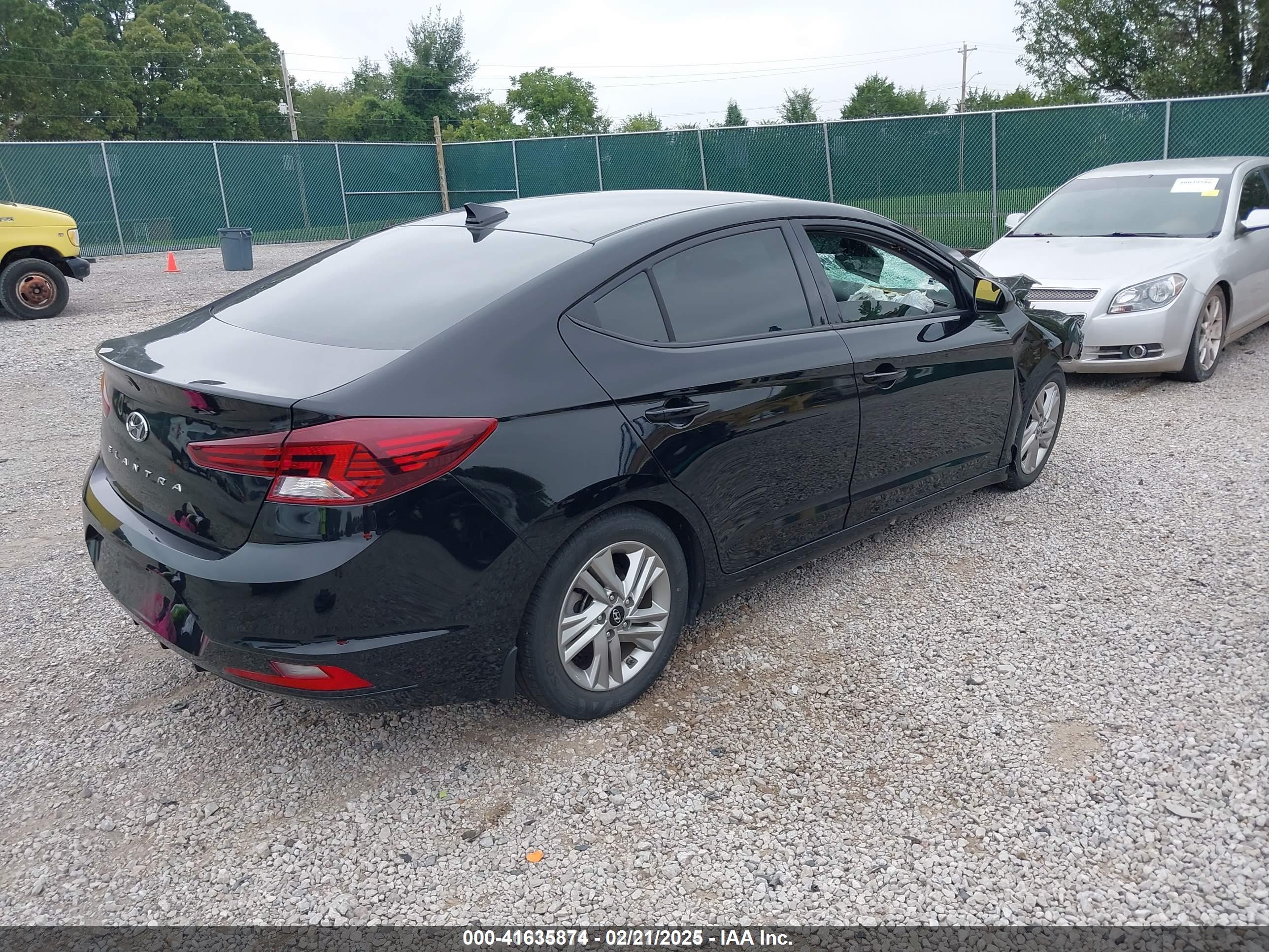 HYUNDAI ELANTRA image 4