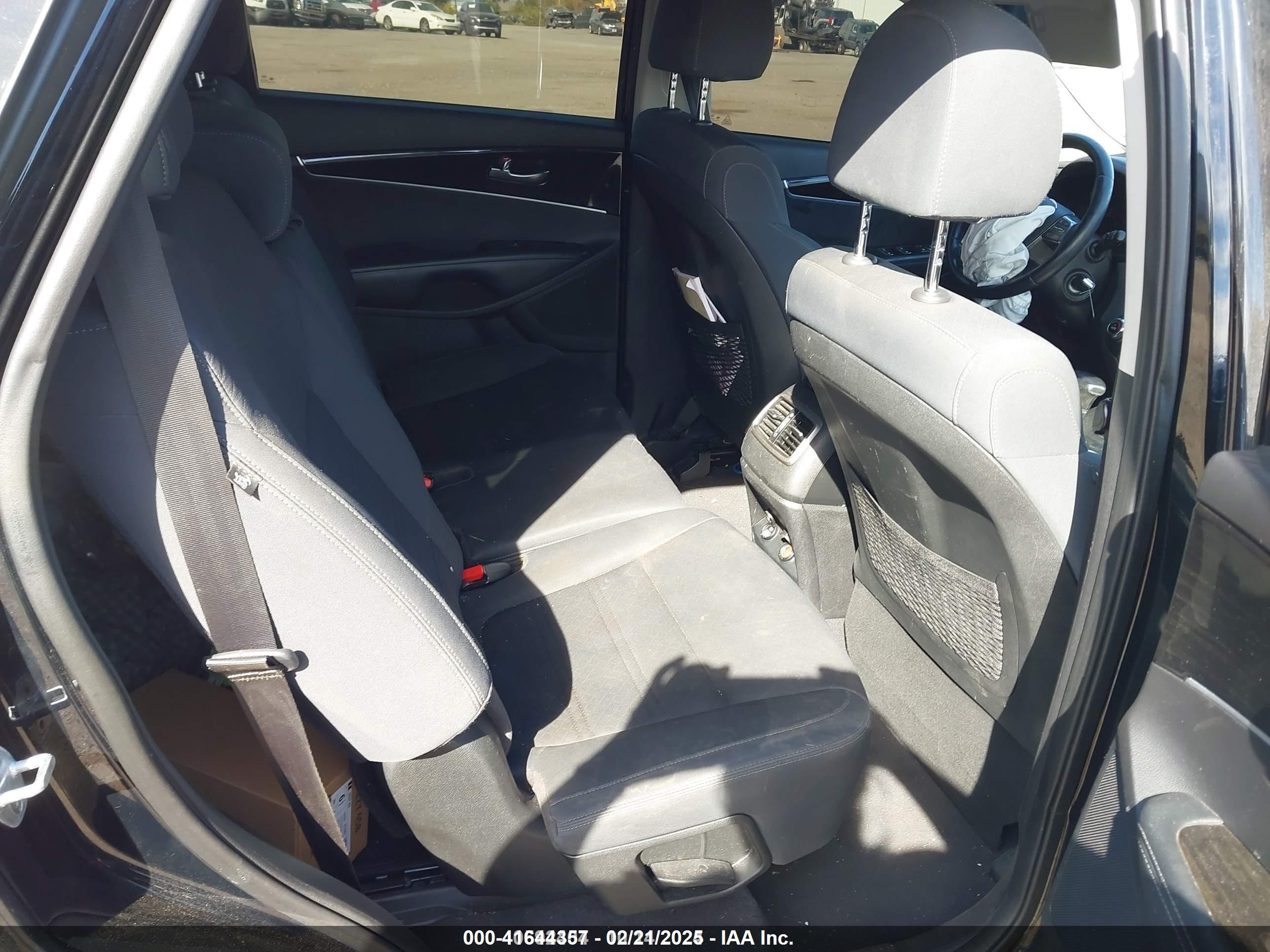 KIA SORENTO image 8