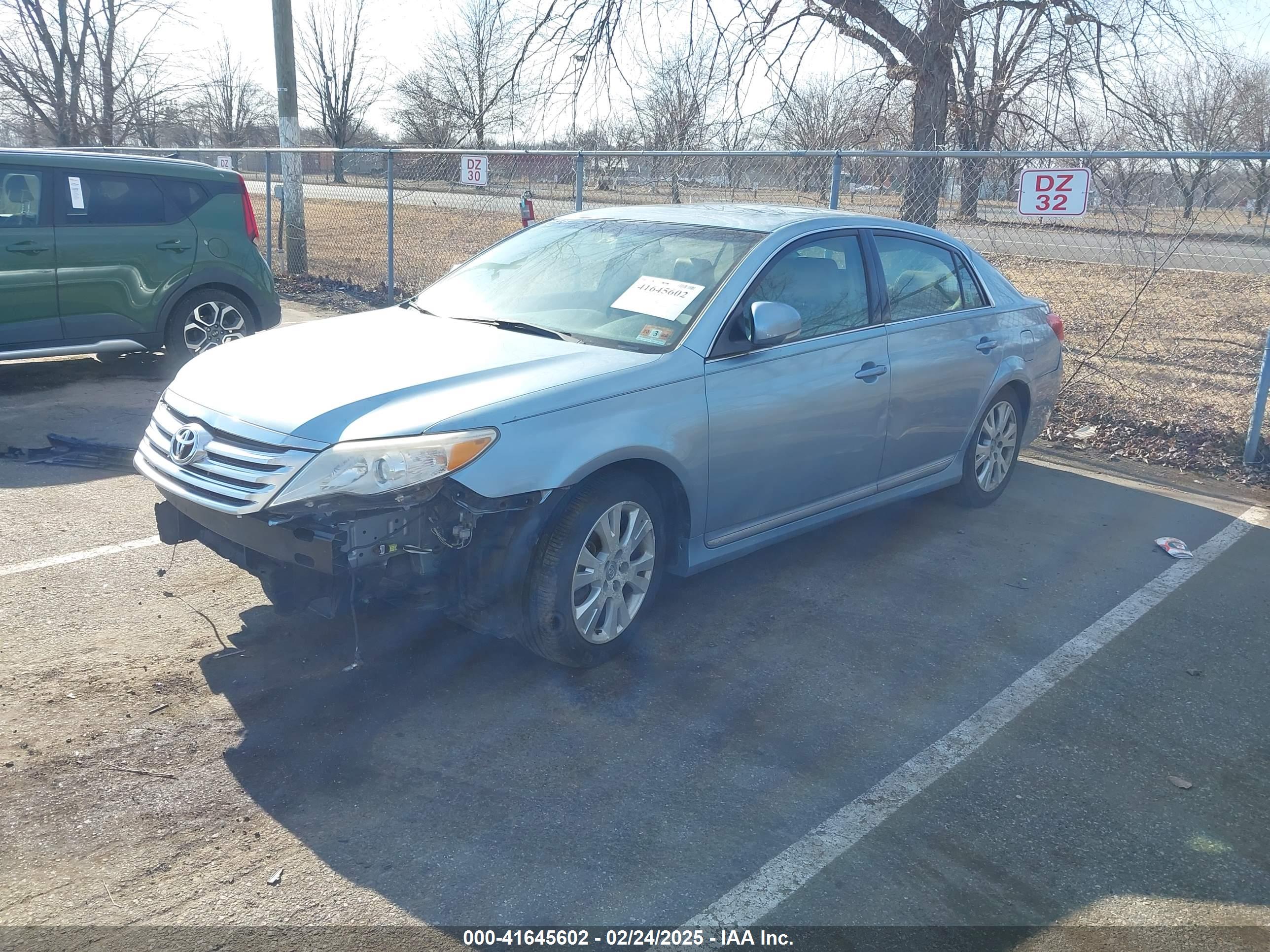 TOYOTA AVALON image 2