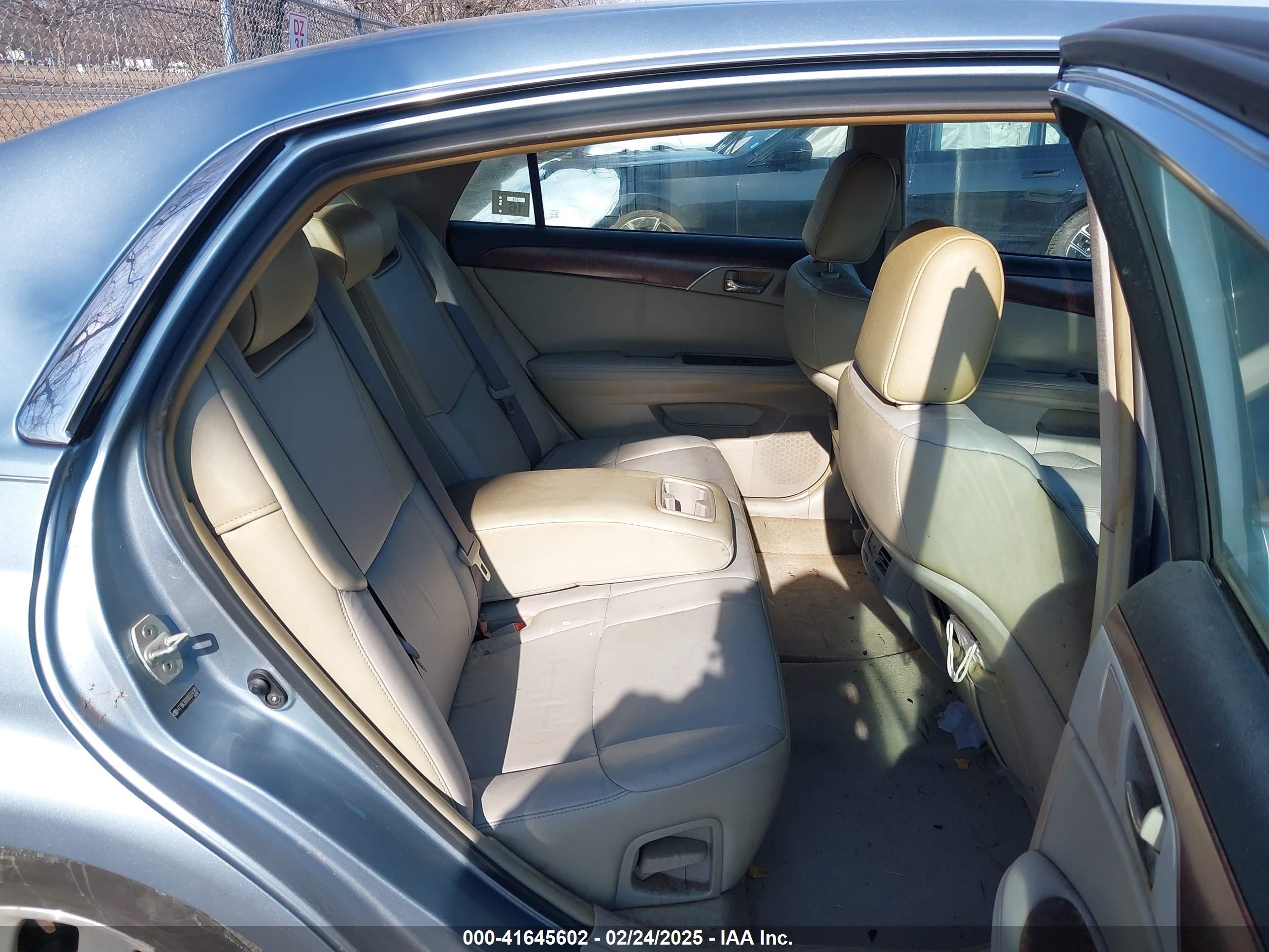 TOYOTA AVALON image 8