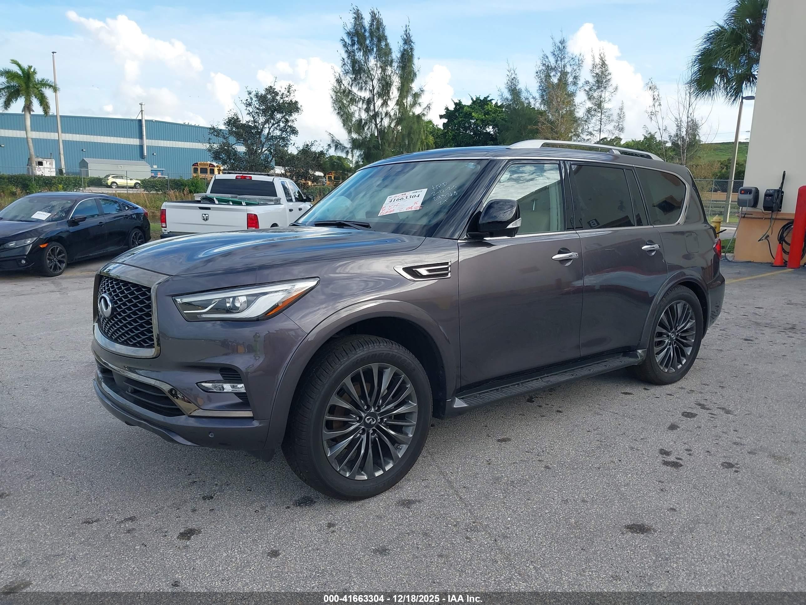 INFINITI QX80 image 2