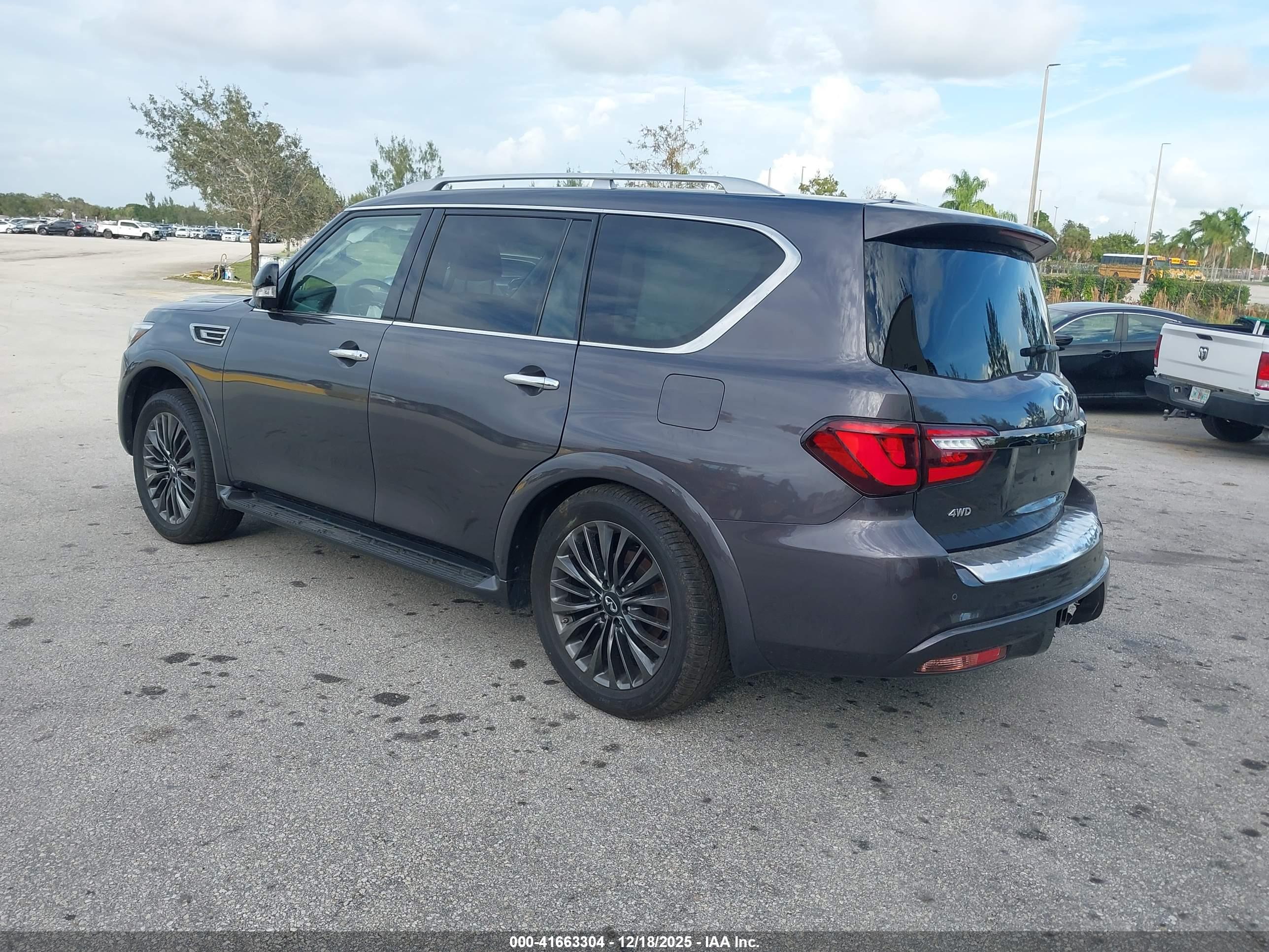 INFINITI QX80 image 3