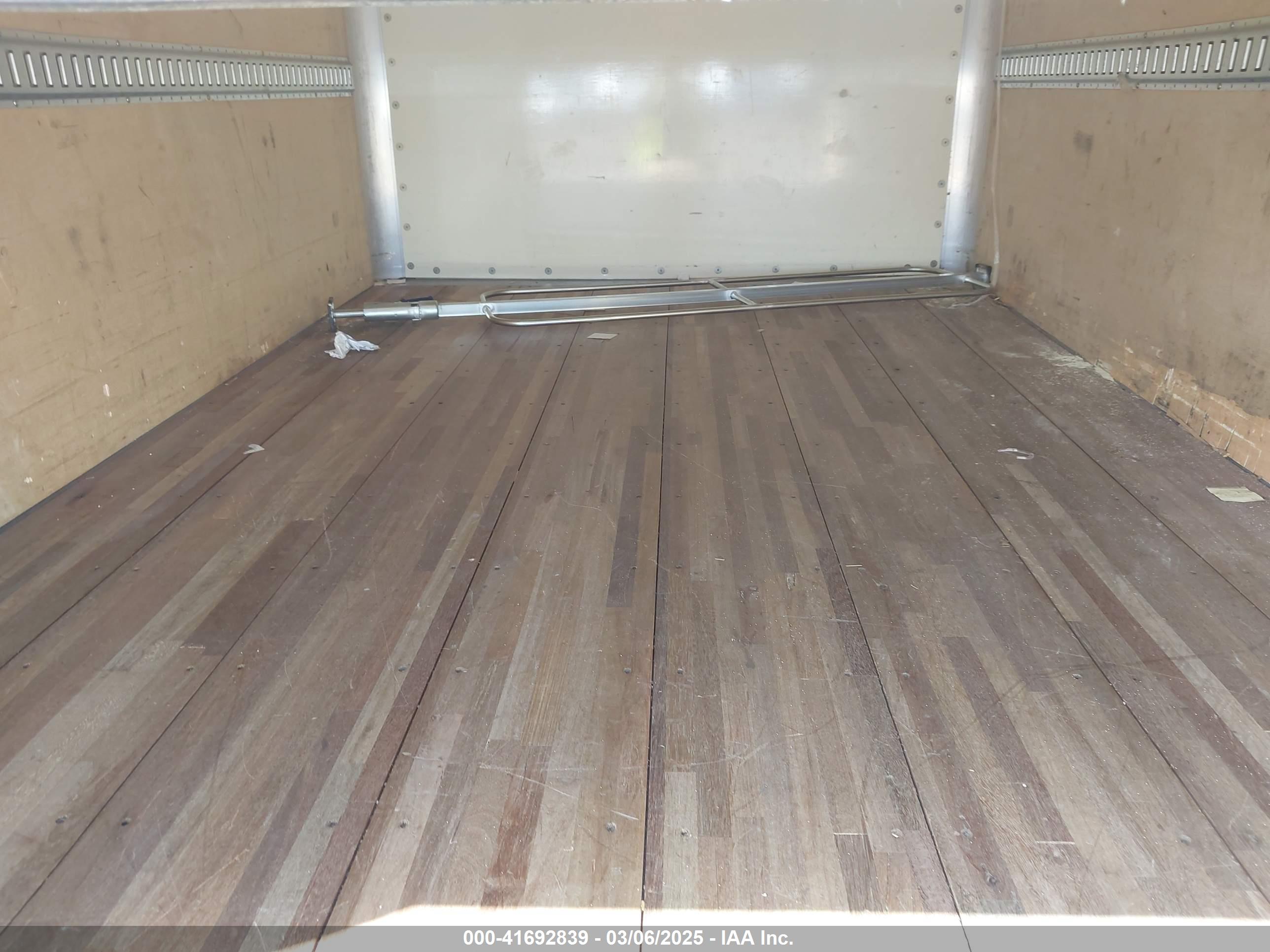 ISUZU NPR image 7