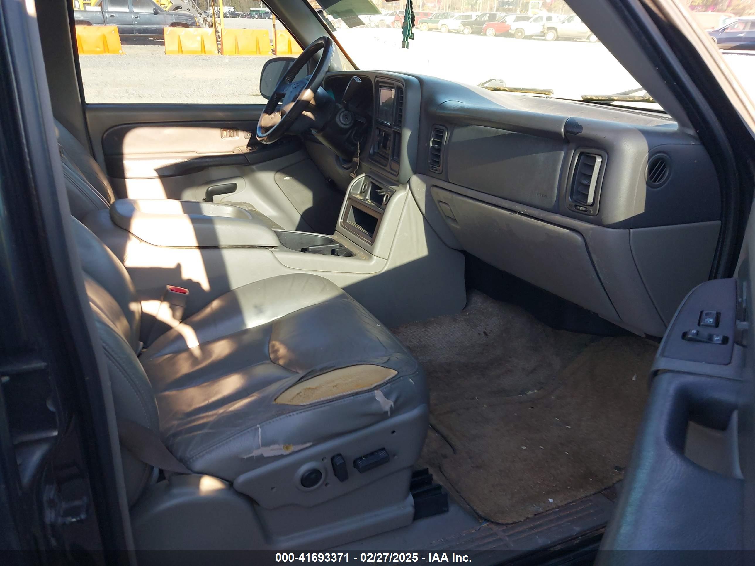 CHEVROLET SUBURBAN image 5