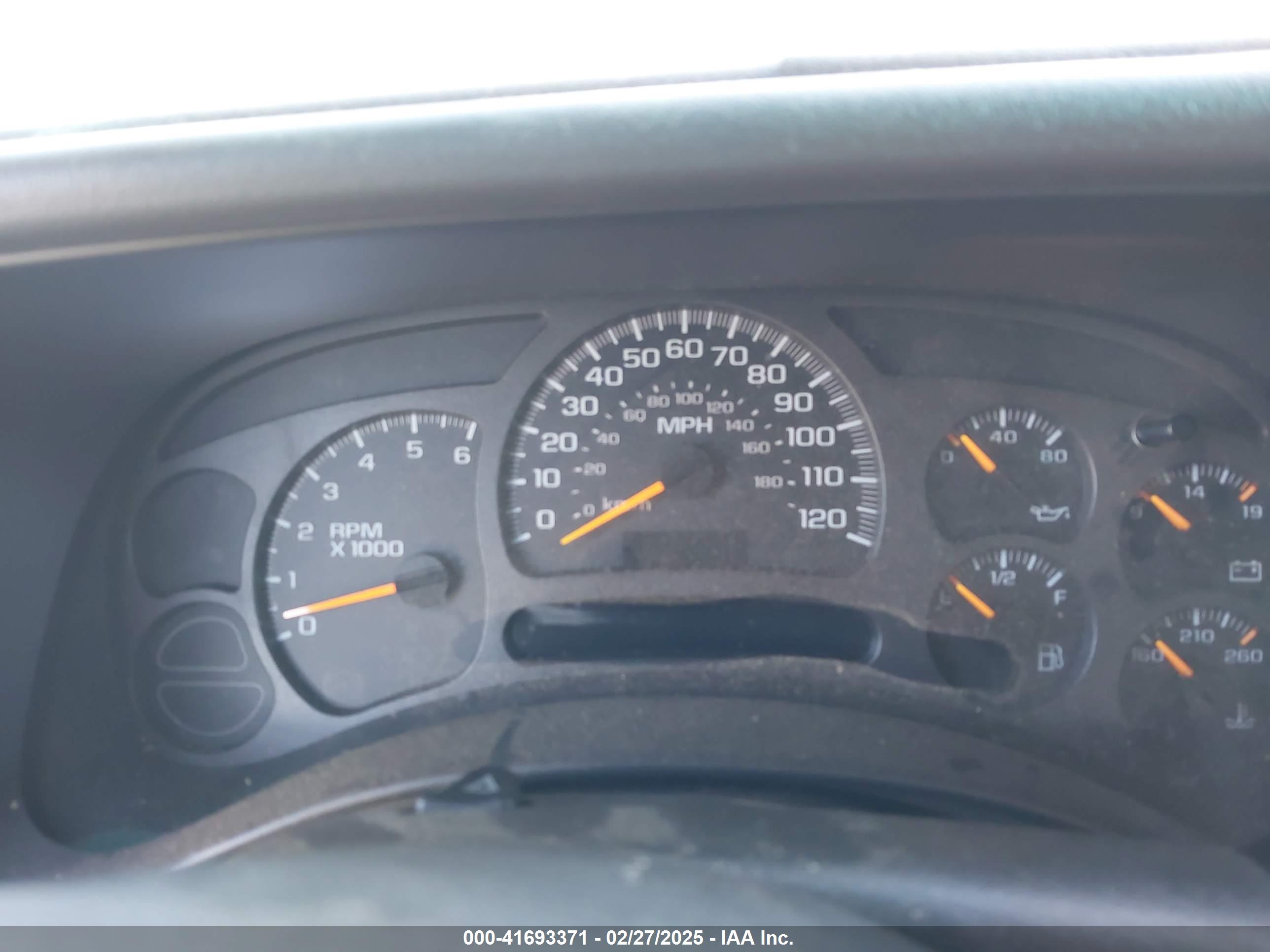 CHEVROLET SUBURBAN image 7
