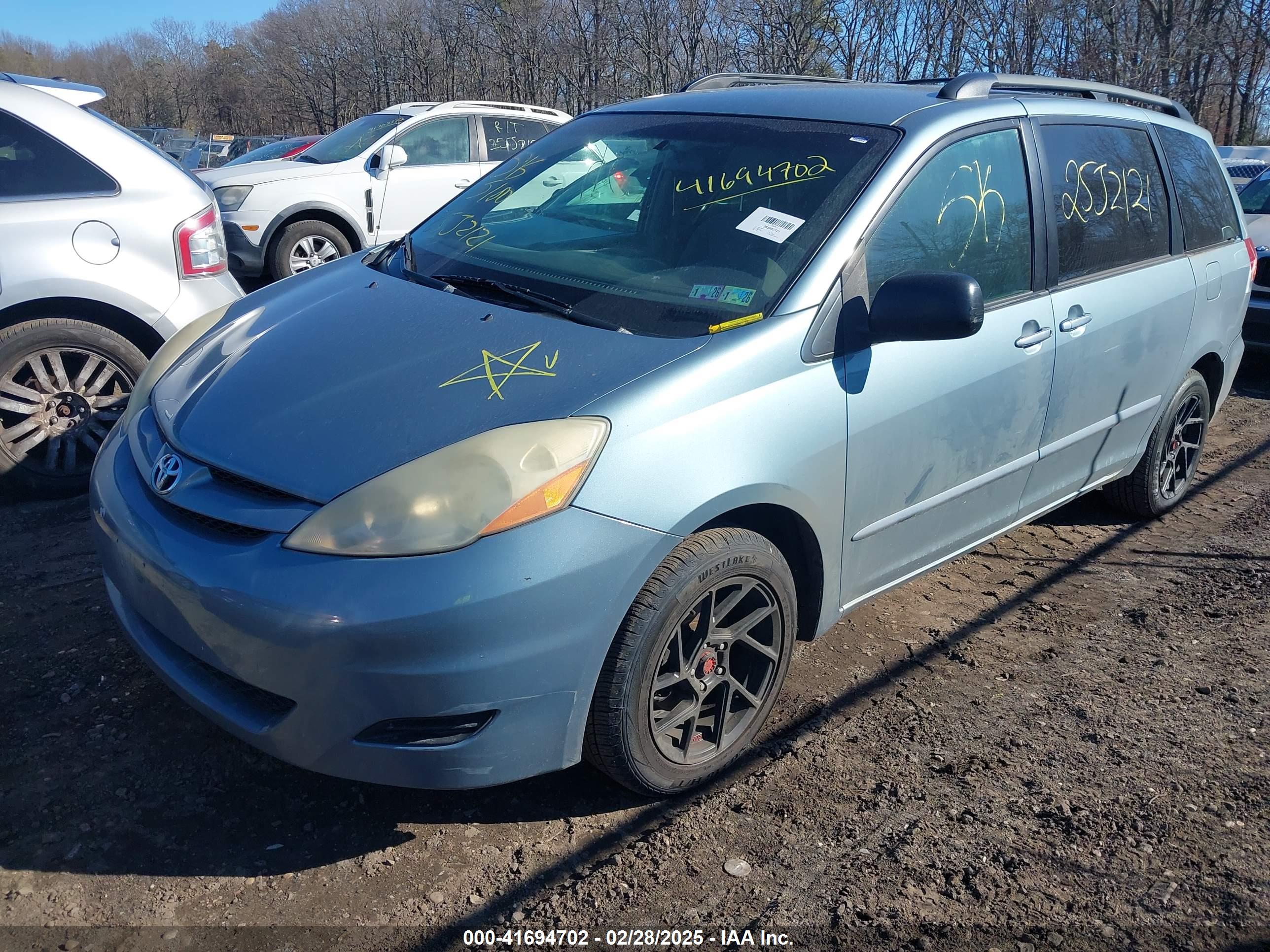 TOYOTA SIENNA image 2