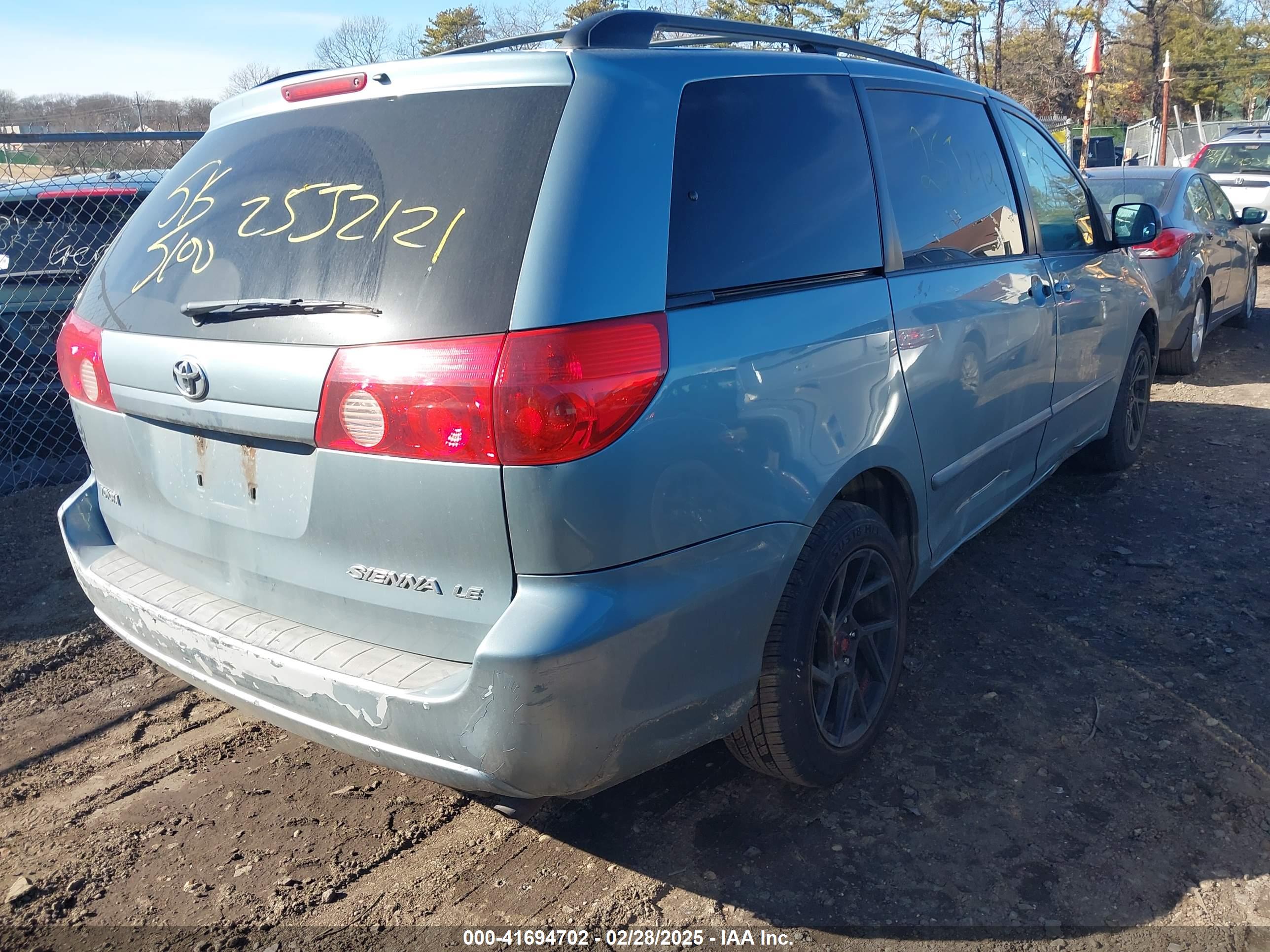 TOYOTA SIENNA image 4