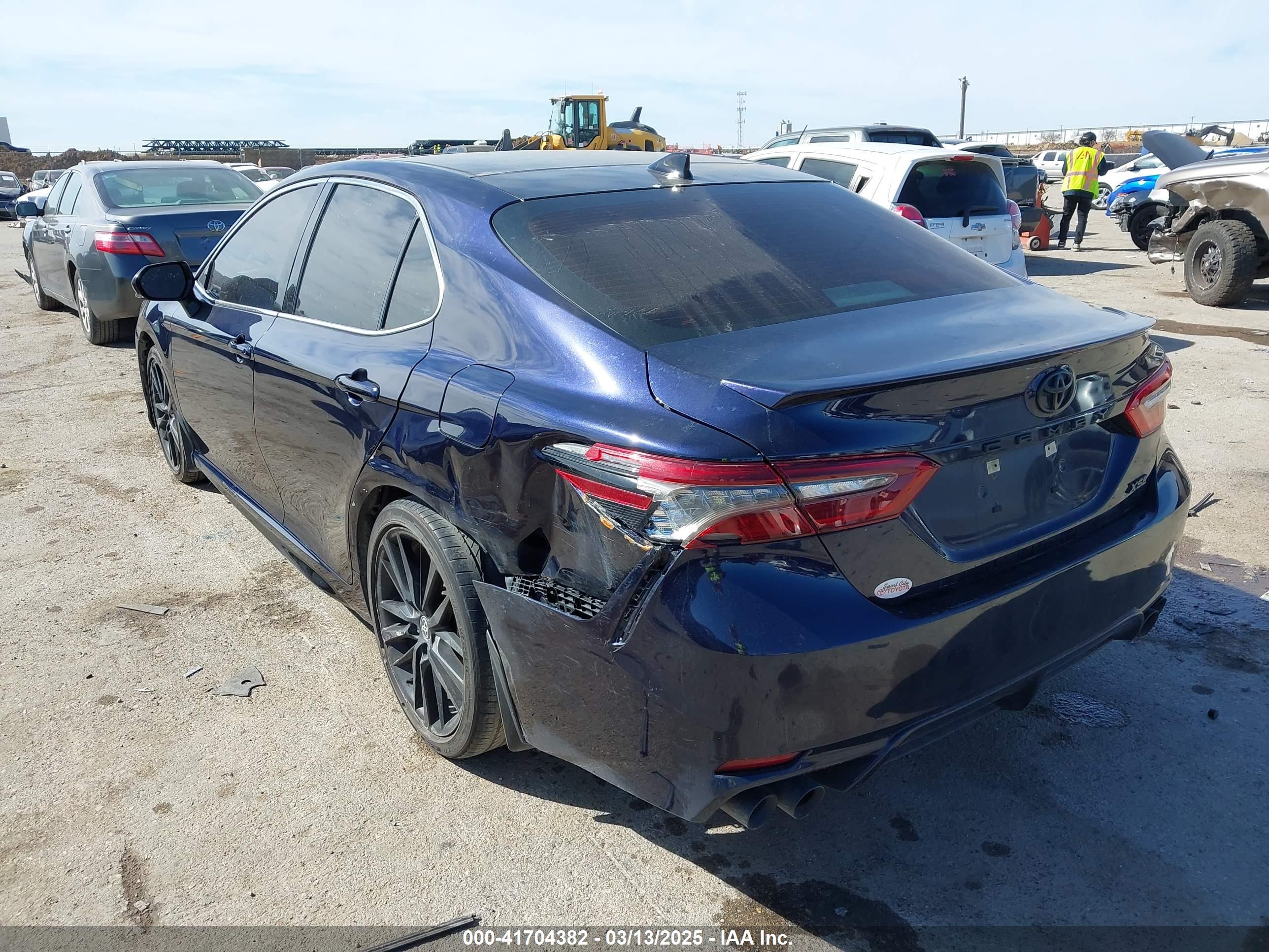TOYOTA CAMRY image 3