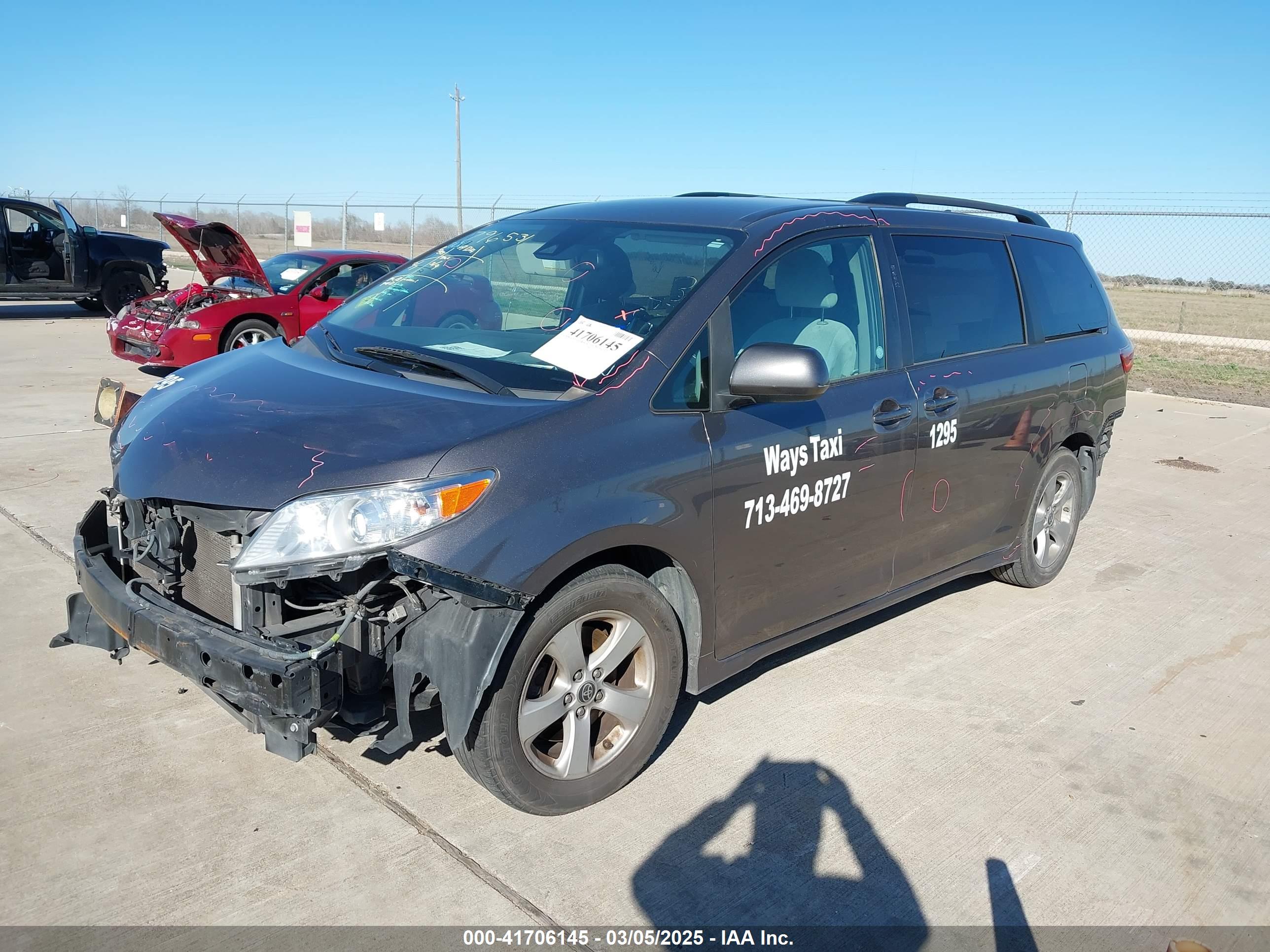 TOYOTA SIENNA image 2