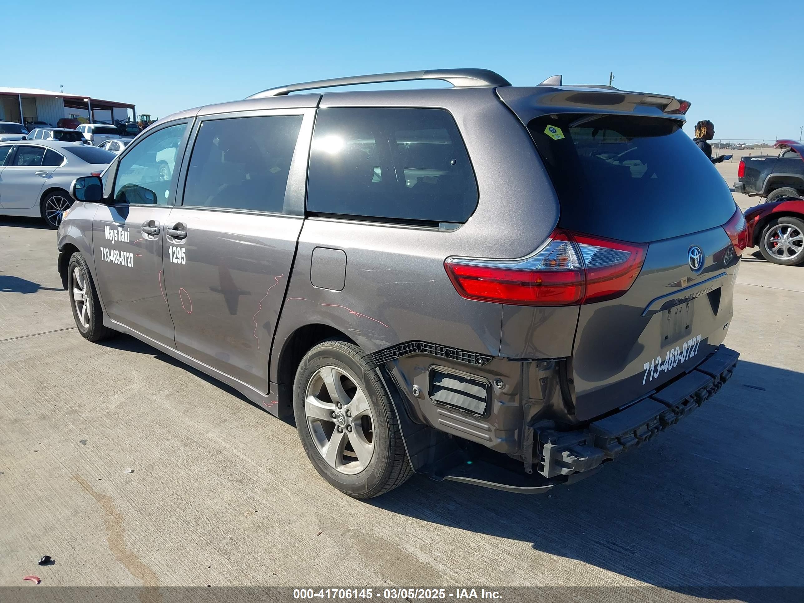 TOYOTA SIENNA image 3