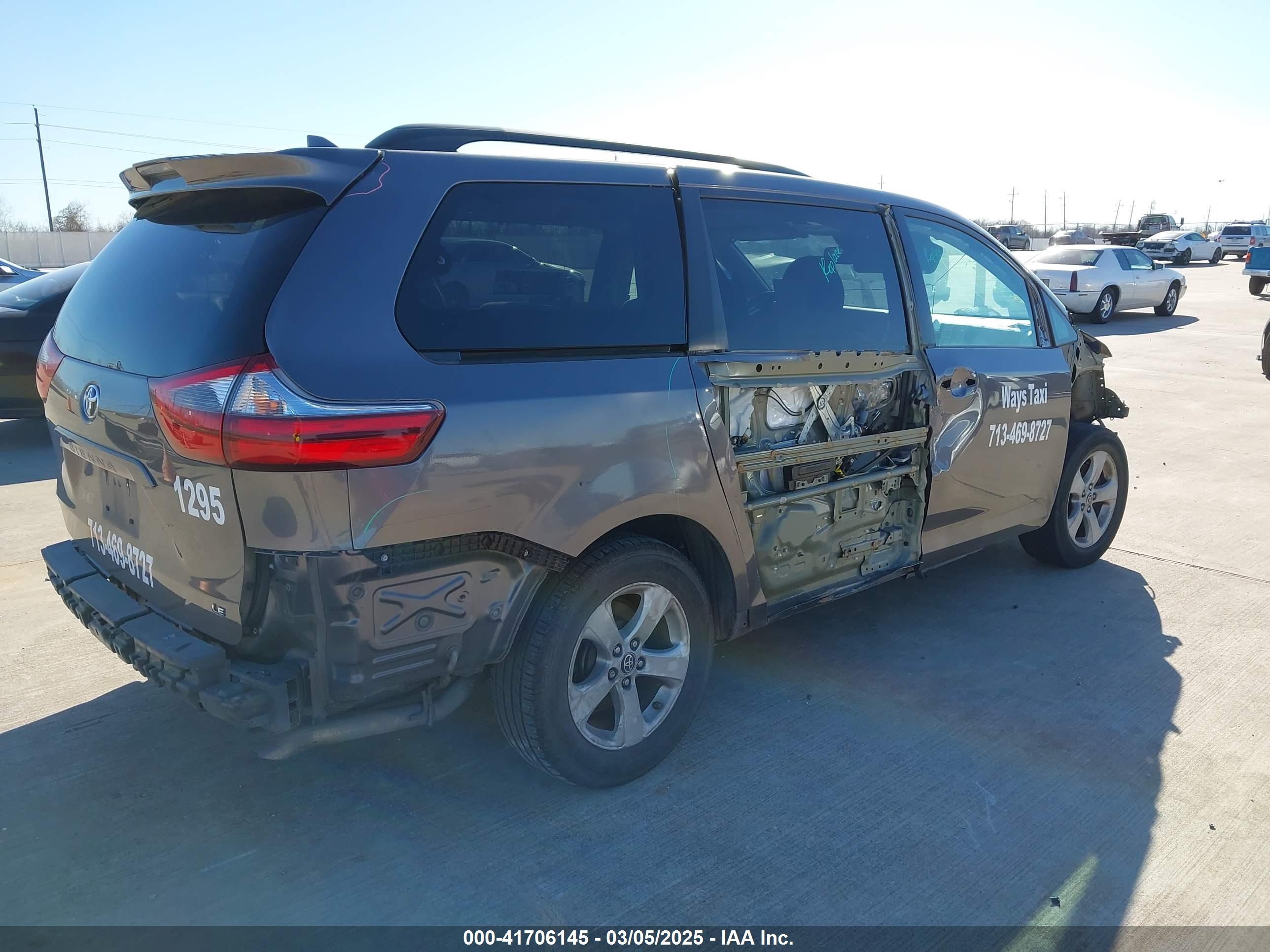 TOYOTA SIENNA image 4