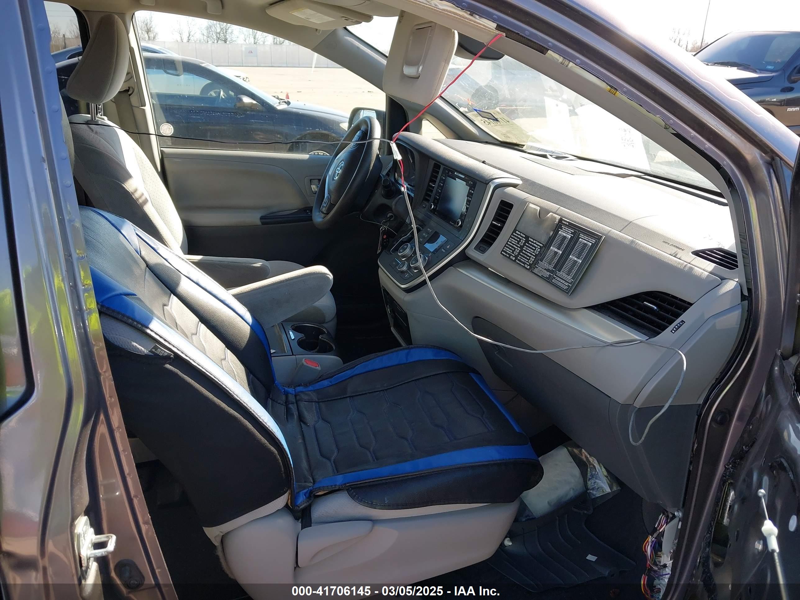 TOYOTA SIENNA image 5